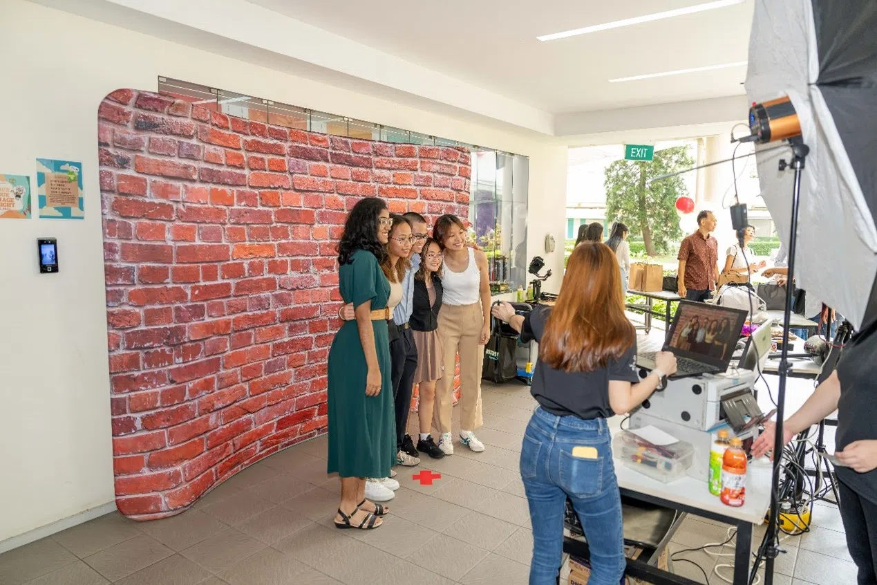 相机咔嚓声中留住这美好且难忘的瞬间。（安德逊实龙岗初院提供）