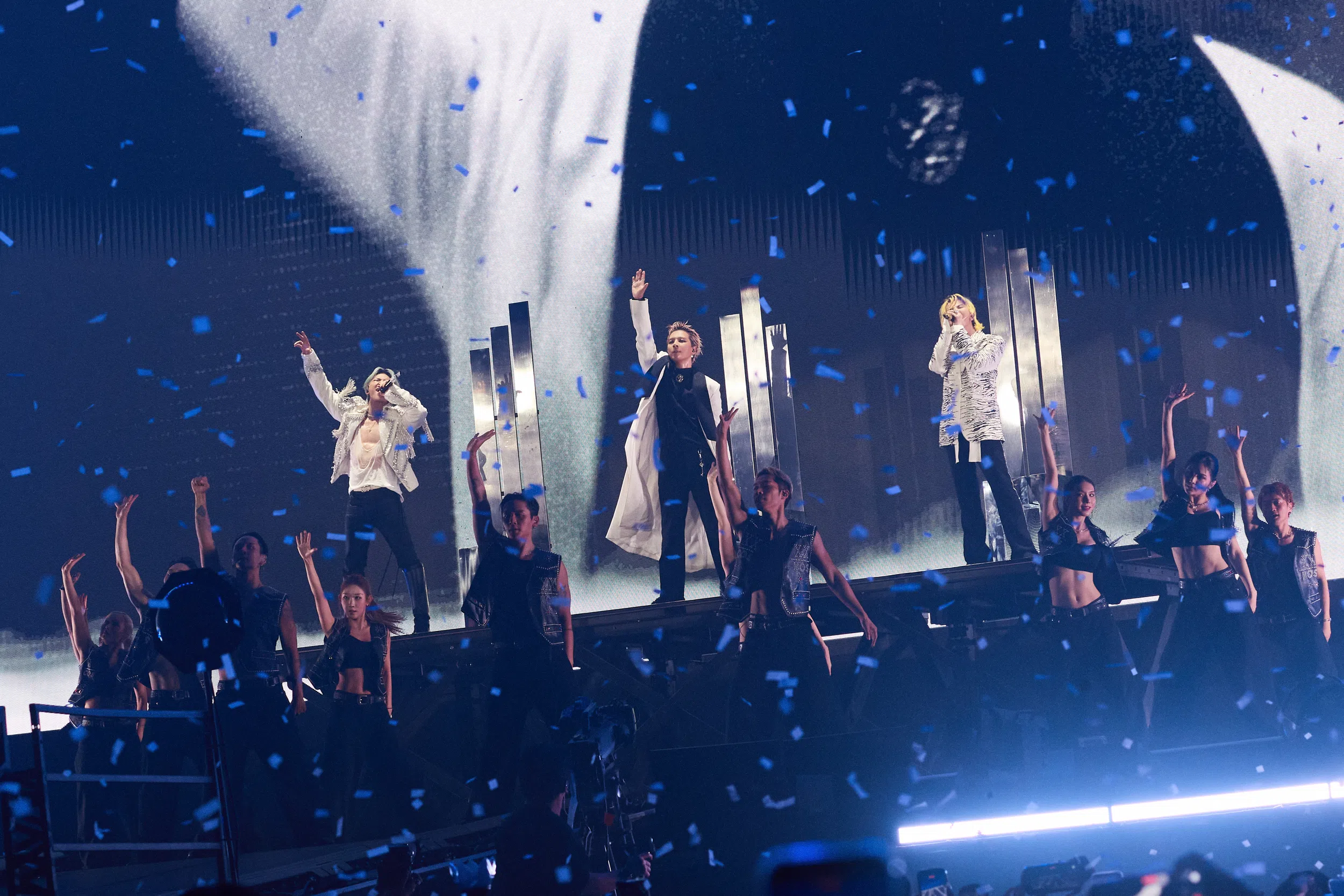 近三小时的演出，BigBang演唱了超过30首歌曲。（ YG Entertainment提供）