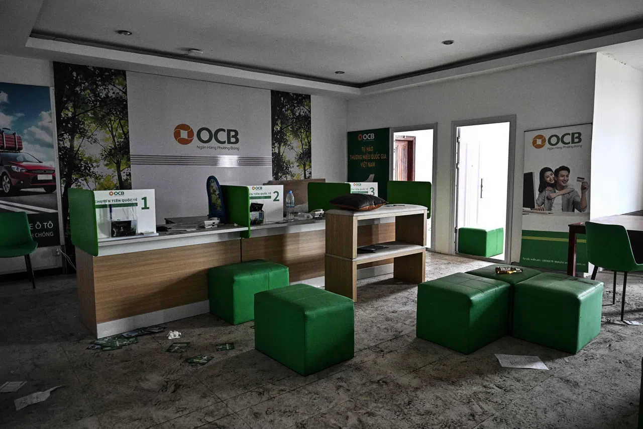 诈骗园区内有不少伪造的设施，其中一间办公室被布置成越南东方股份商业银行（OCB Bank）的分行。（法新社）