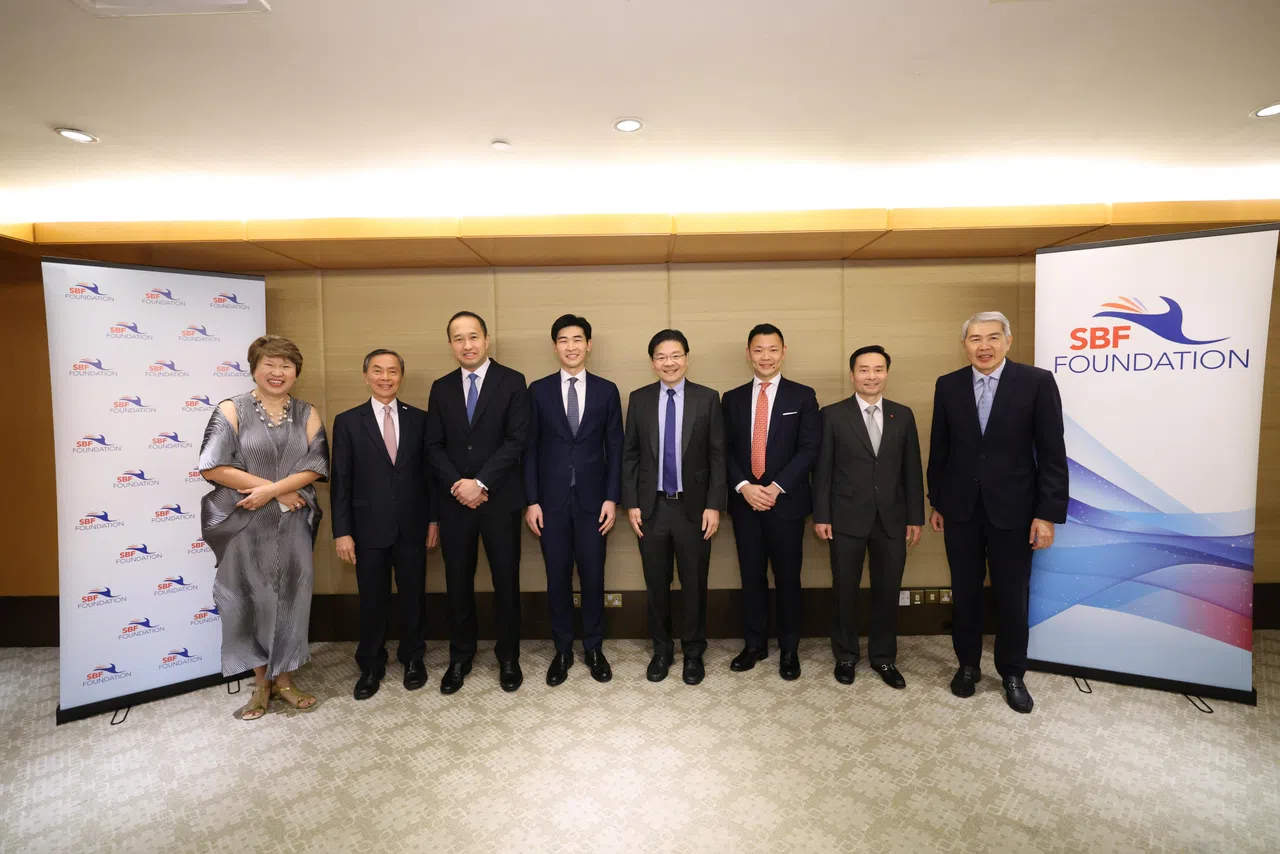 SBF基金会将发起一项企业宗旨倡议，由创始成员发起，包括企业战略捐赠者——远东机构、RGE、星展银行、BinjaiTree和城市发展。副总理兼财政部长黄循财（右四），与SBF基金会及企业战略捐赠者的代表合影。右一为SBF主席林明彦。（新加坡工商联合总会基金会提供）