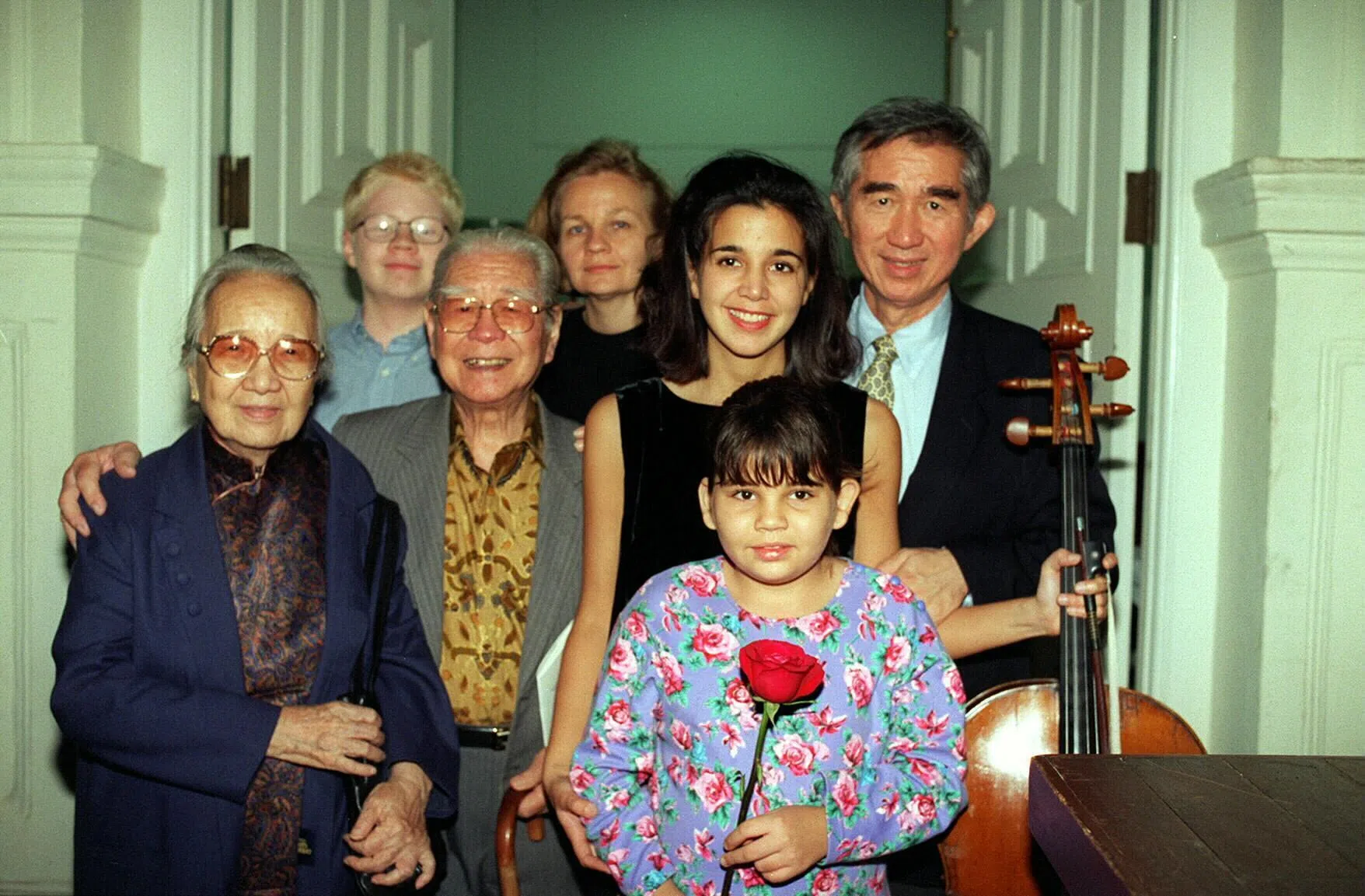 我国城市规划大师刘太格（第二排右一）在1990年代同父亲刘抗和母亲陈人傧（第二排右三和四）、第二任妻子葛月赞（Gretchen Liu，第三排右）以及三个子女合影。站在刘抗身边的是他与前妻的女儿Eszter Mikes-Liu；站在第三排左边和前排的是他与葛月赞的儿子刘克元和女儿Kristin。（档案照片）