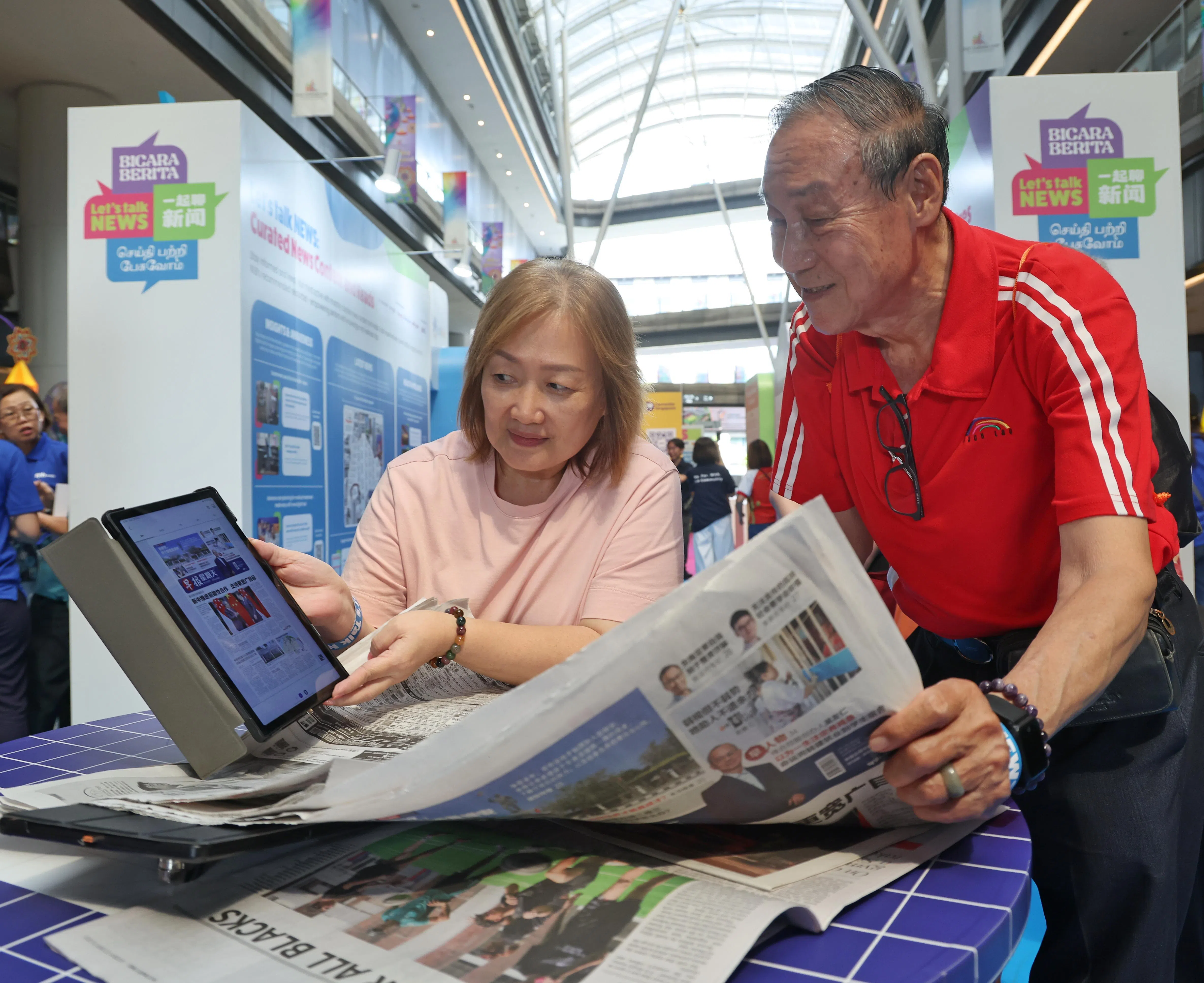 74岁的邓惠强（右）和67岁的林树佛时常到裕华区爱心服务中心的活跃乐龄中心参加活动，两人期待接下来在中心免费阅读纸版和电子版报章。（唐家鸿摄）