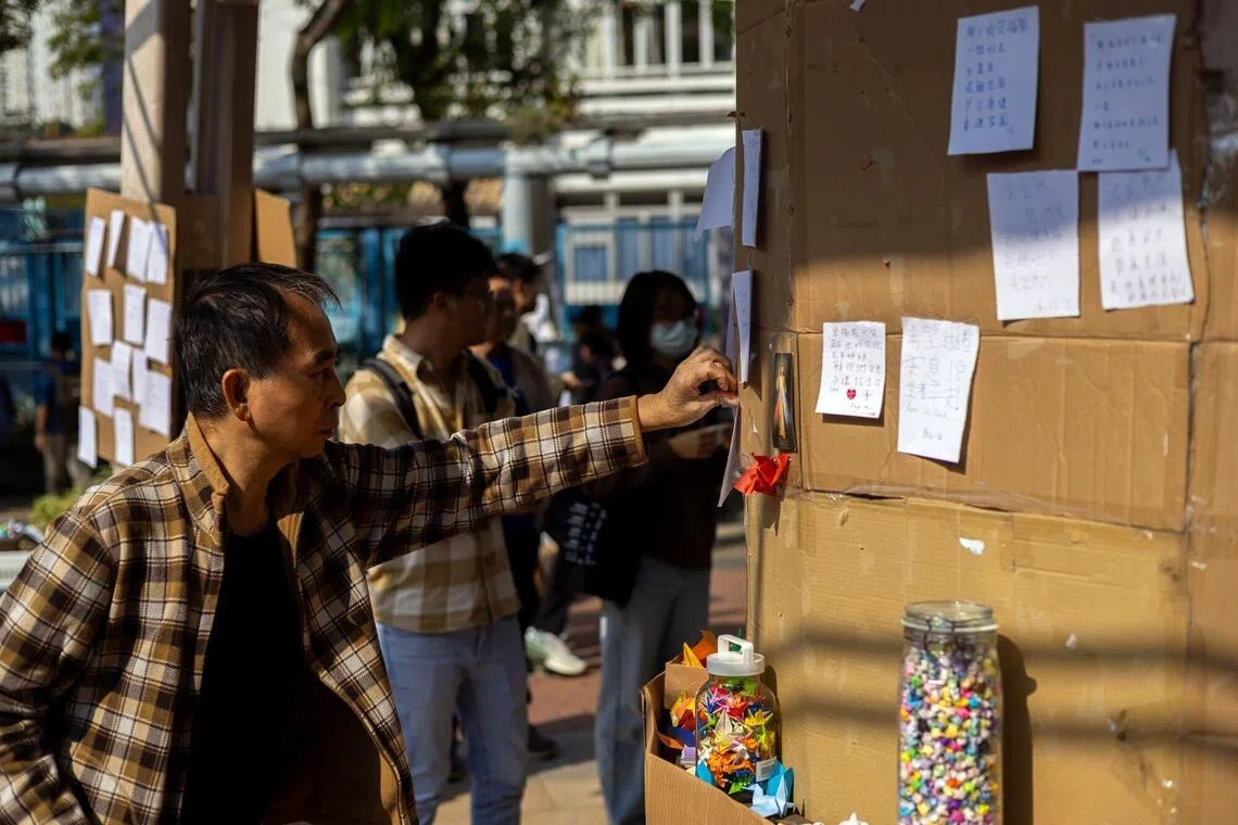 香港市民写下哀悼字条，为宏福苑火灾的遇难者和他们的家人祈福。（彭博社）