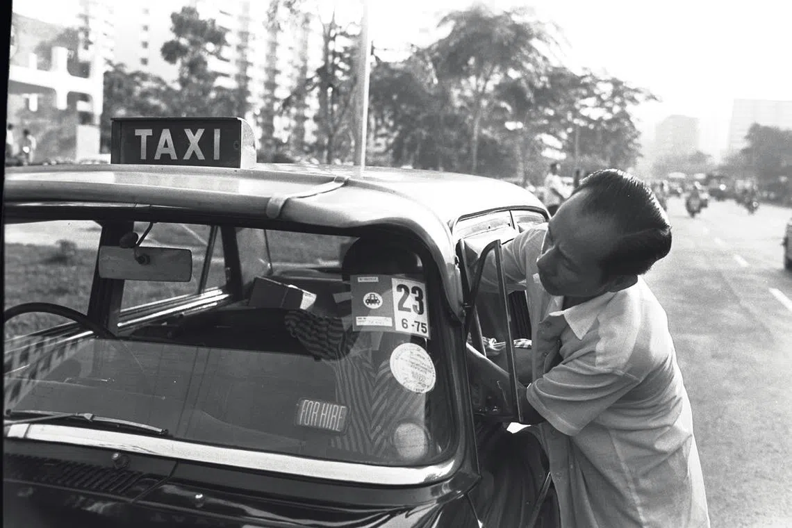德士司机把中央限制区执照贴在挡风镜上。这项1975年实施的车辆管控计划，1998年被公路电子收费系统取代。（档案照）