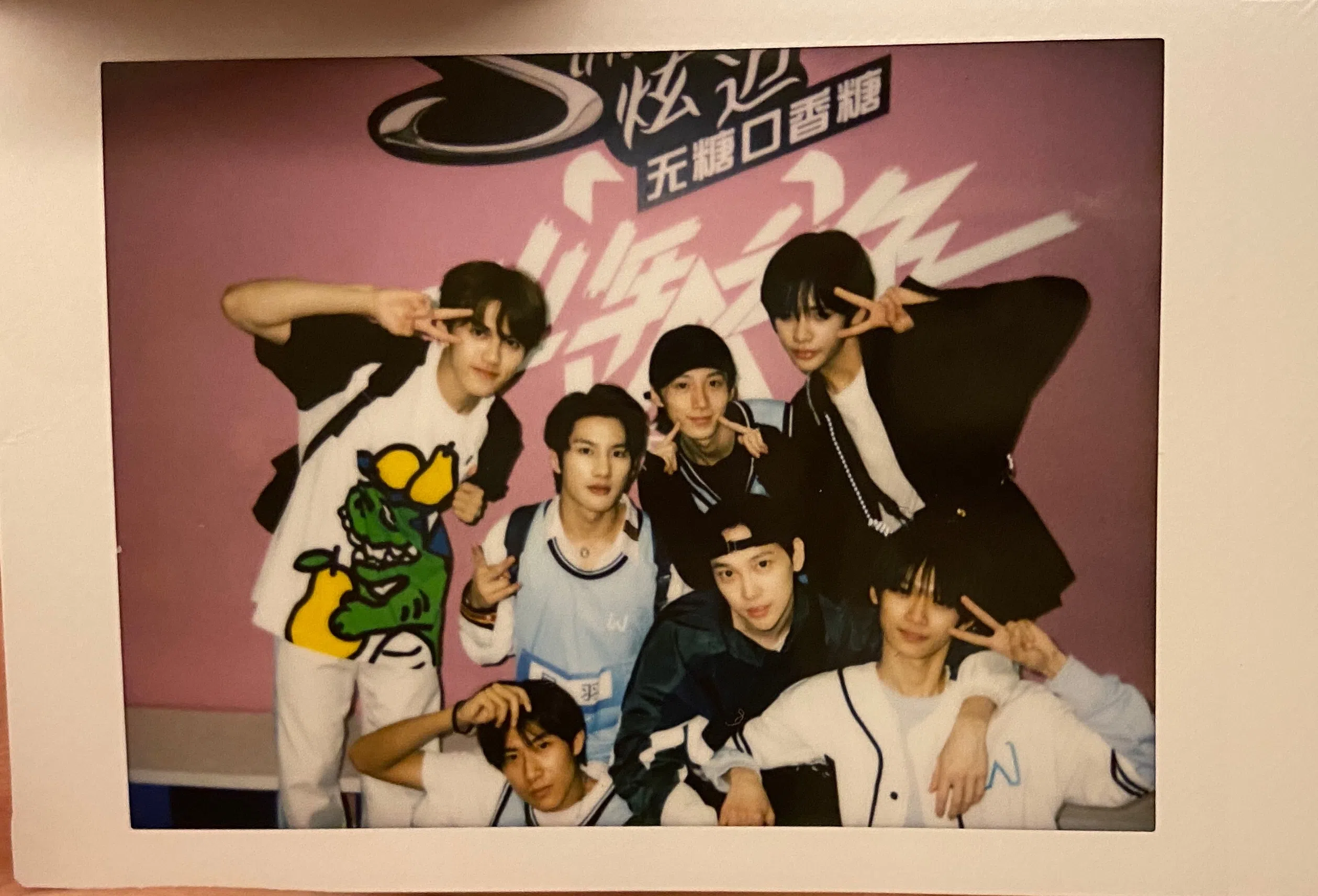 2020年参加《少年之名》，孙英豪（前排右二）在录制节目时曾碰到编剧来和他商量节目的走向，希望他照着预设好的故事线发展，不过他没有完全照做。（孙英豪提供）