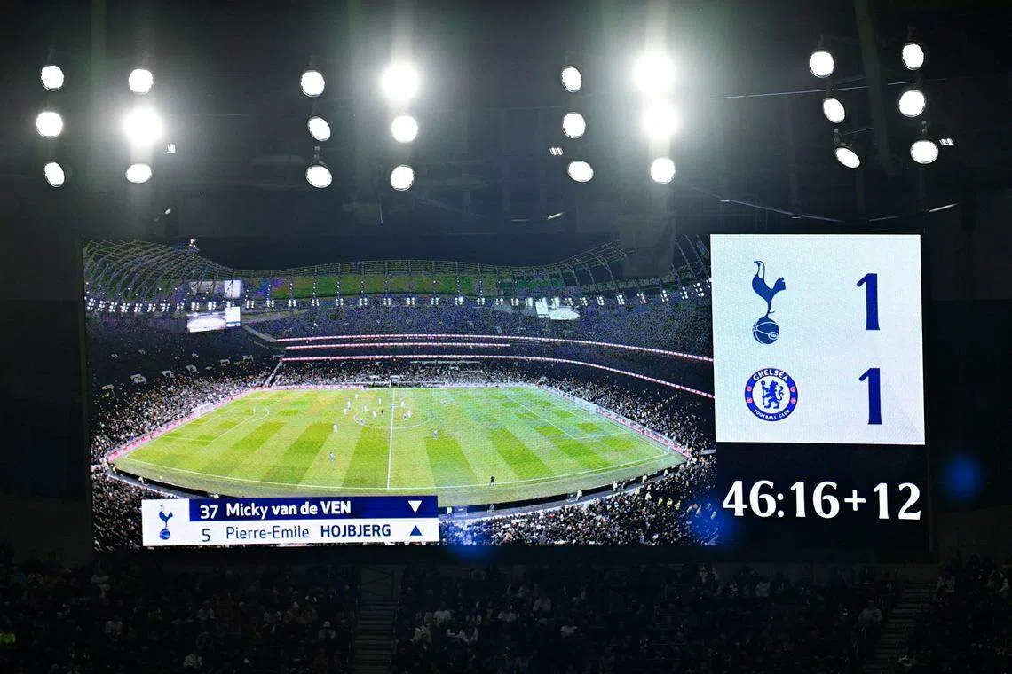 VAR不断介入，让热刺对切尔西上半场就出现了长达12分钟的补时。（法新社）