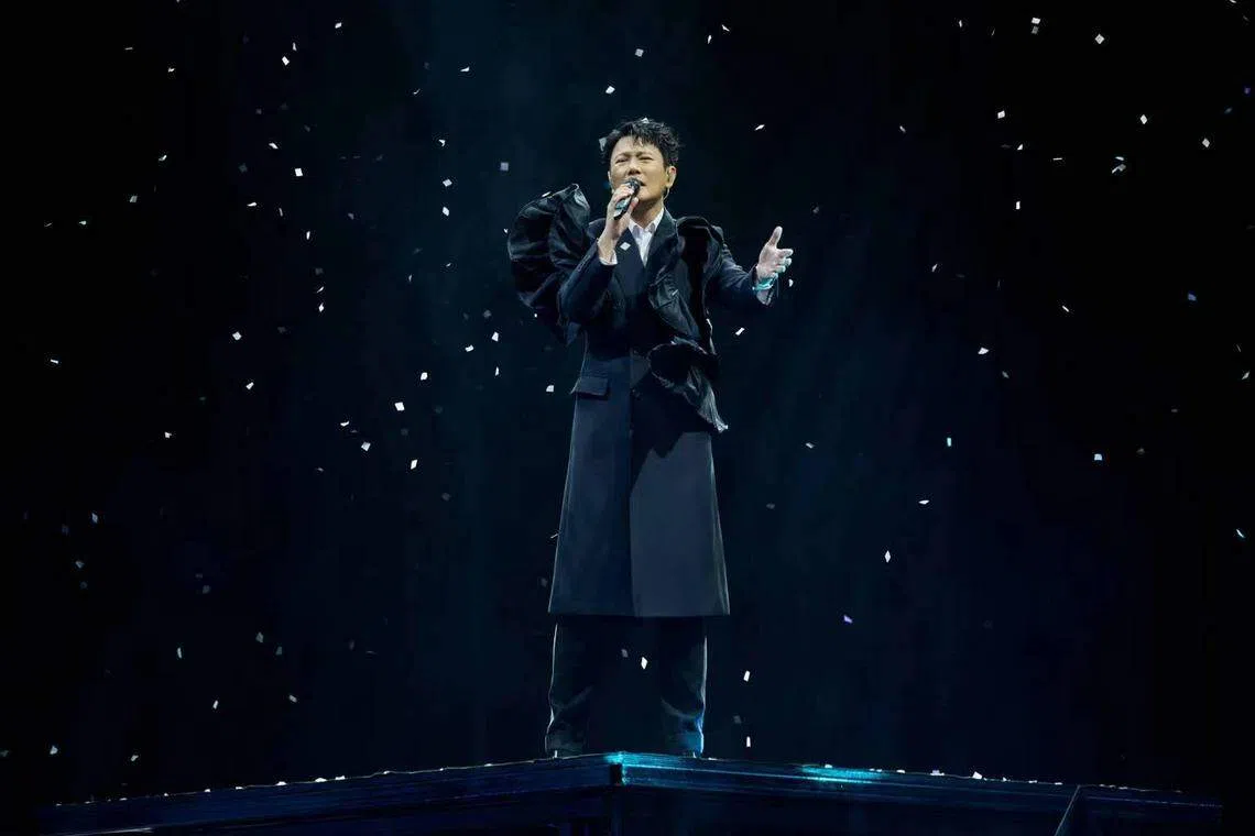 张信哲演唱《难以抗拒你容颜》《过火》《不要对他说》《太想爱你》《用情》等“哲式情歌”。（iMe SG提供）