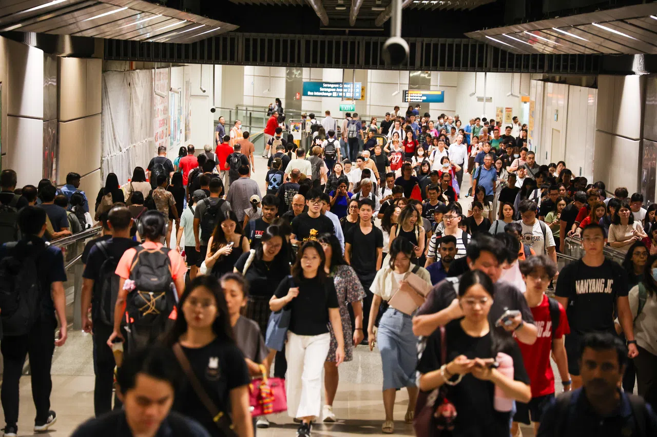 实龙岗地铁站内人潮不断，东北线列车每两分钟一趟。（蔡家增摄）