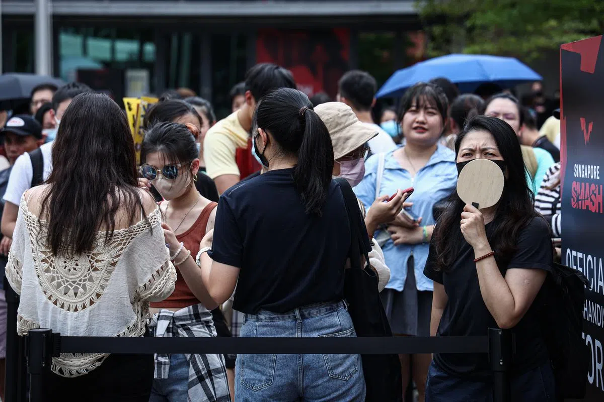 近300名球迷在商店外等候马龙。（李健玮摄）