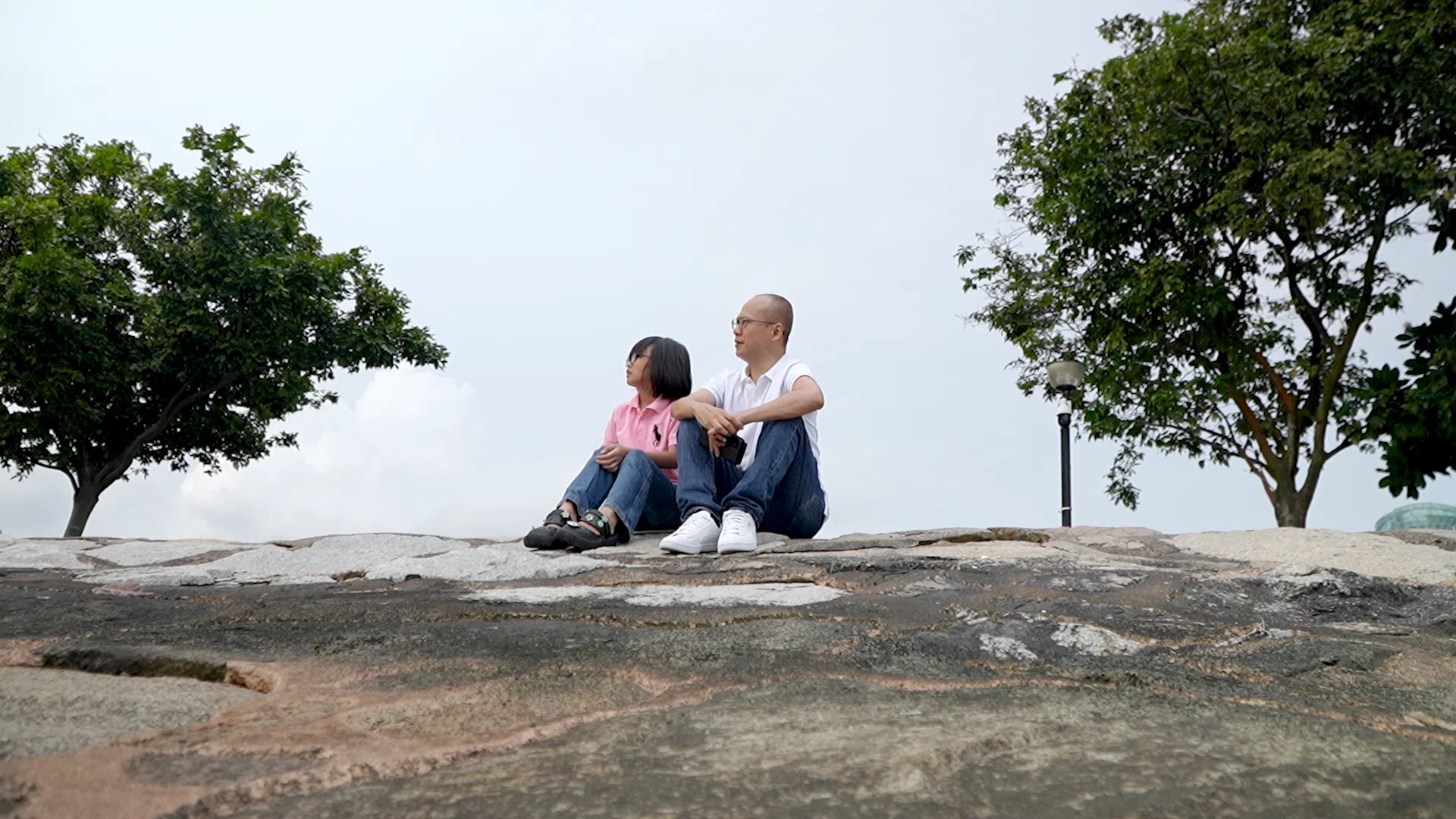 翁胜雄希望自己能成为女儿的朋友，而不仅仅只是父亲。父女俩经常到西海岸公园散步看海。（视频截图）