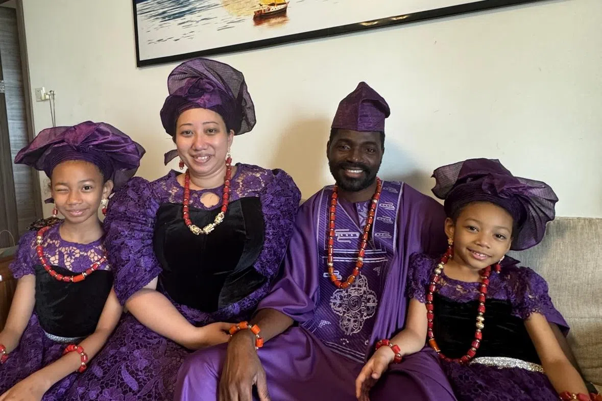 罗玛莉（右三）和丈夫阿德莫拉（右二）育有两个女儿，10岁的爱丽儿（左一）和五岁的爱丽丝（右一）目前都在新加坡上学。（受访者提供）