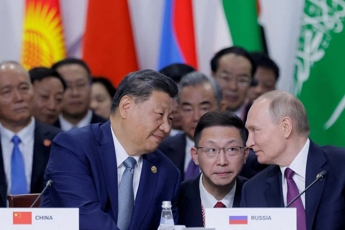 2024.年10月24日，习近平（左）与普京在俄罗斯喀山举行的金砖国家峰会上发表讲话。（路透社）