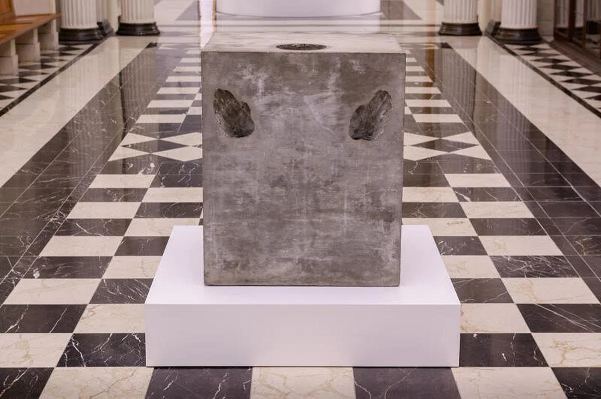 雕塑《感》通过建筑中常用的混凝土，将人体作为一个建筑单位来思考。（国家美术馆提供）