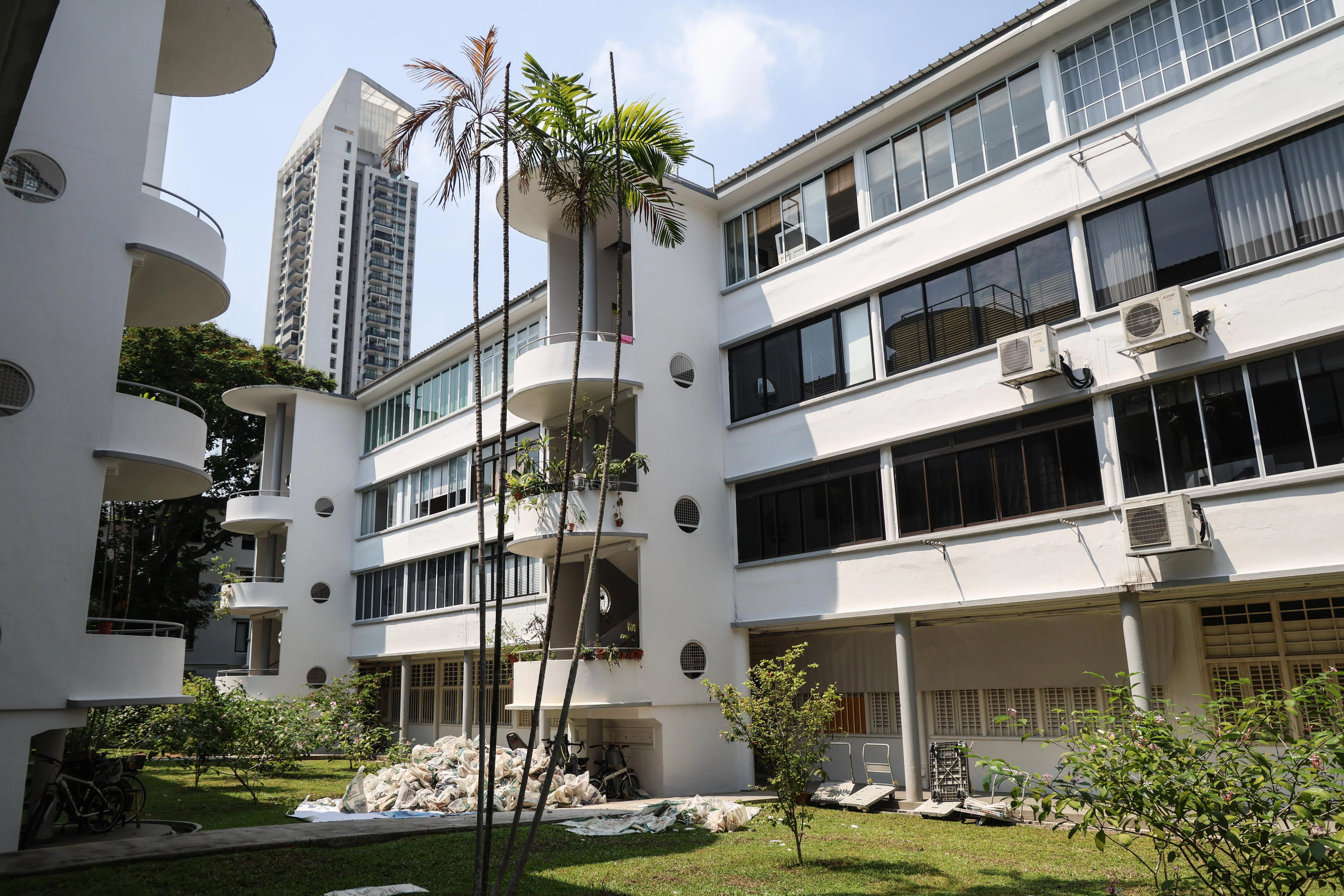 在中峇鲁路和林烈街一带，有20多栋由新加坡改良信托局在1949年建造的四层组屋，也拥有外部柱子结构。（关俊威摄）