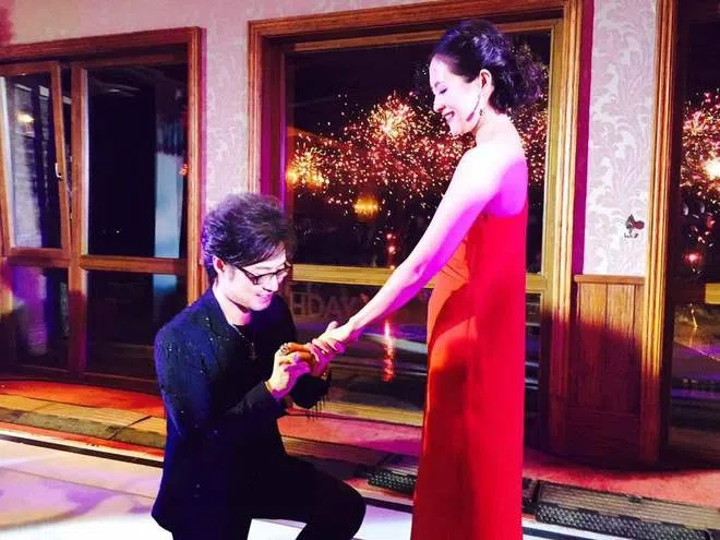 汪峰在章子怡36岁生日宴上下跪求婚。（互联网）
