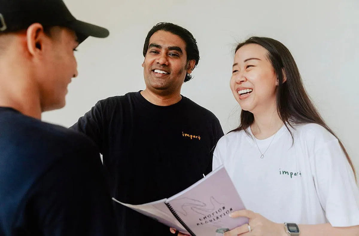 彭琬洳（右一）指出，帮助青少年学习应对心理危机的策略，能帮助他们获得所需的支持。（图/Impart提供）