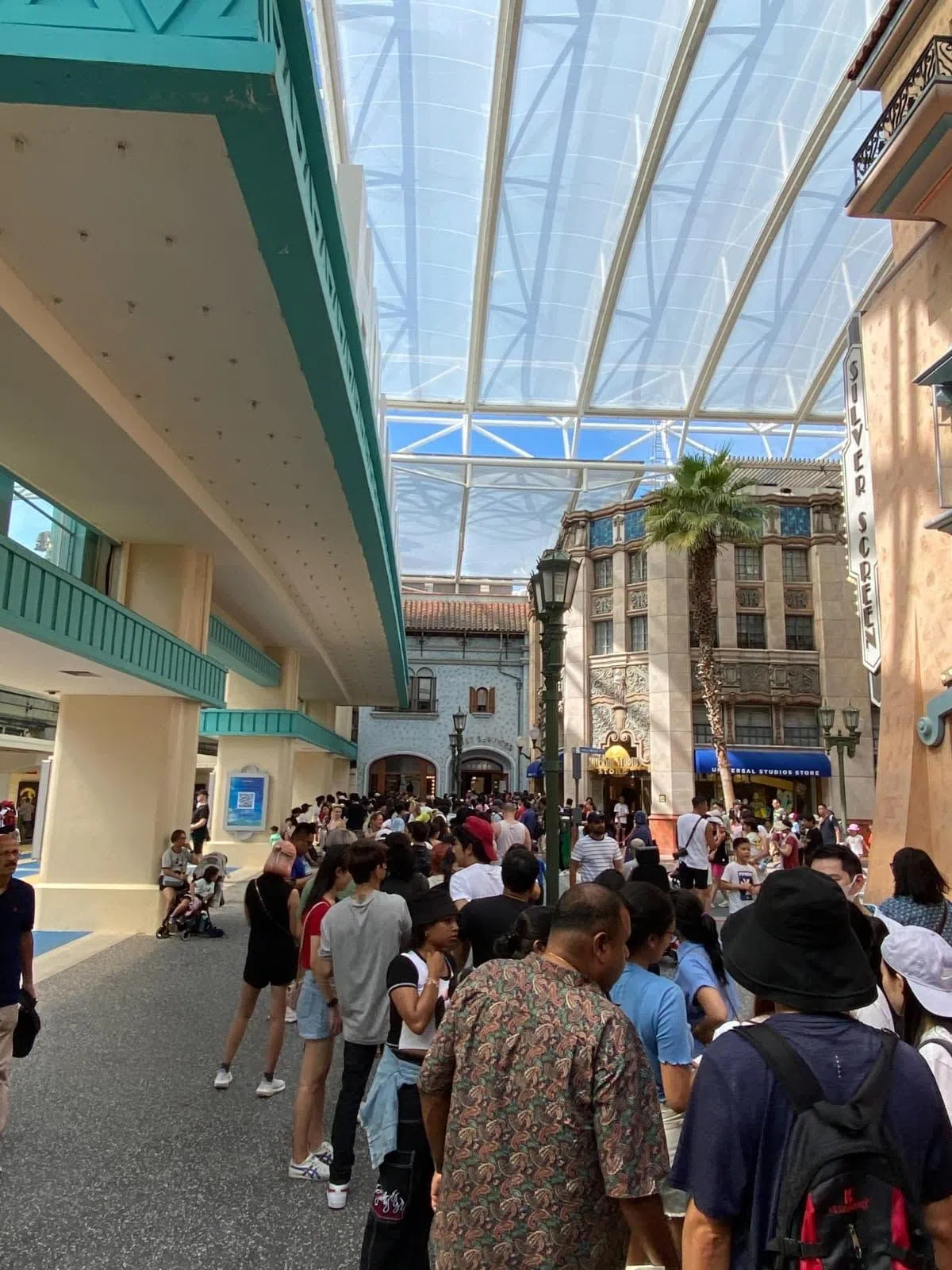 据了解，当天有超过100名游客因不满游乐体验而前往顾客服务中心申请退票。（读者提供）