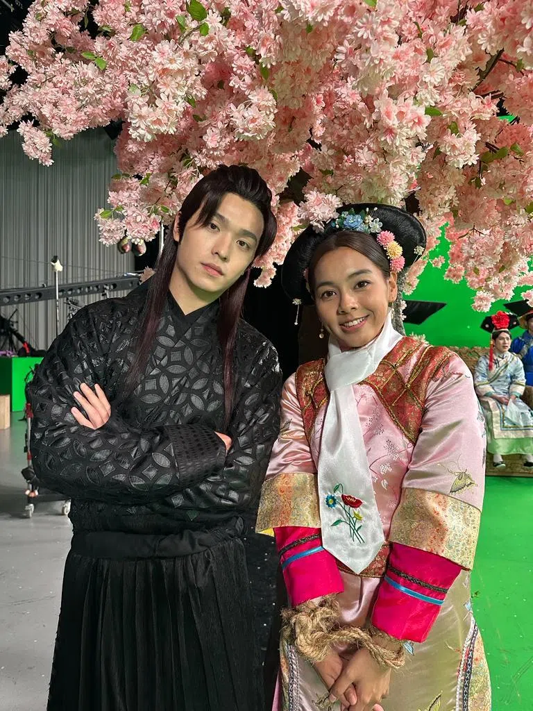 王硕瀚（左）和萧歆霓上演古装桥段。（新传媒提供）