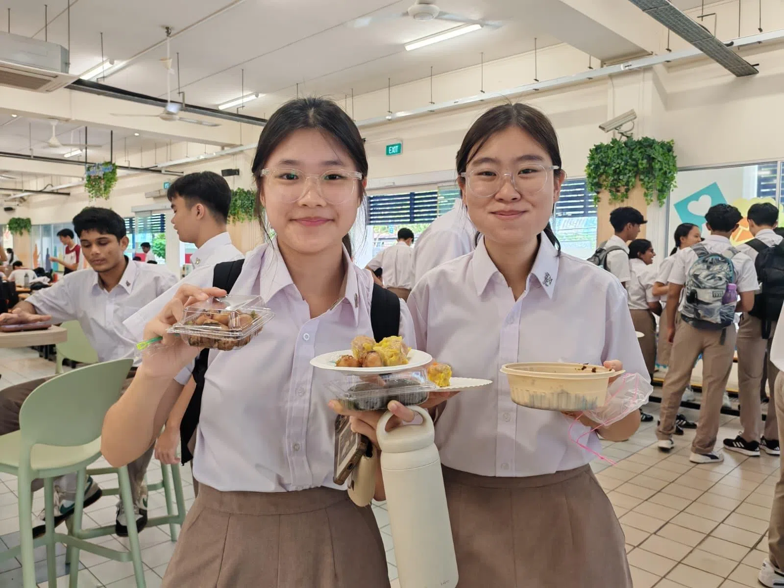 学生在传统美食展品尝了华人不同籍贯的小吃。（照片由淡滨尼美廉初级学院提供）
