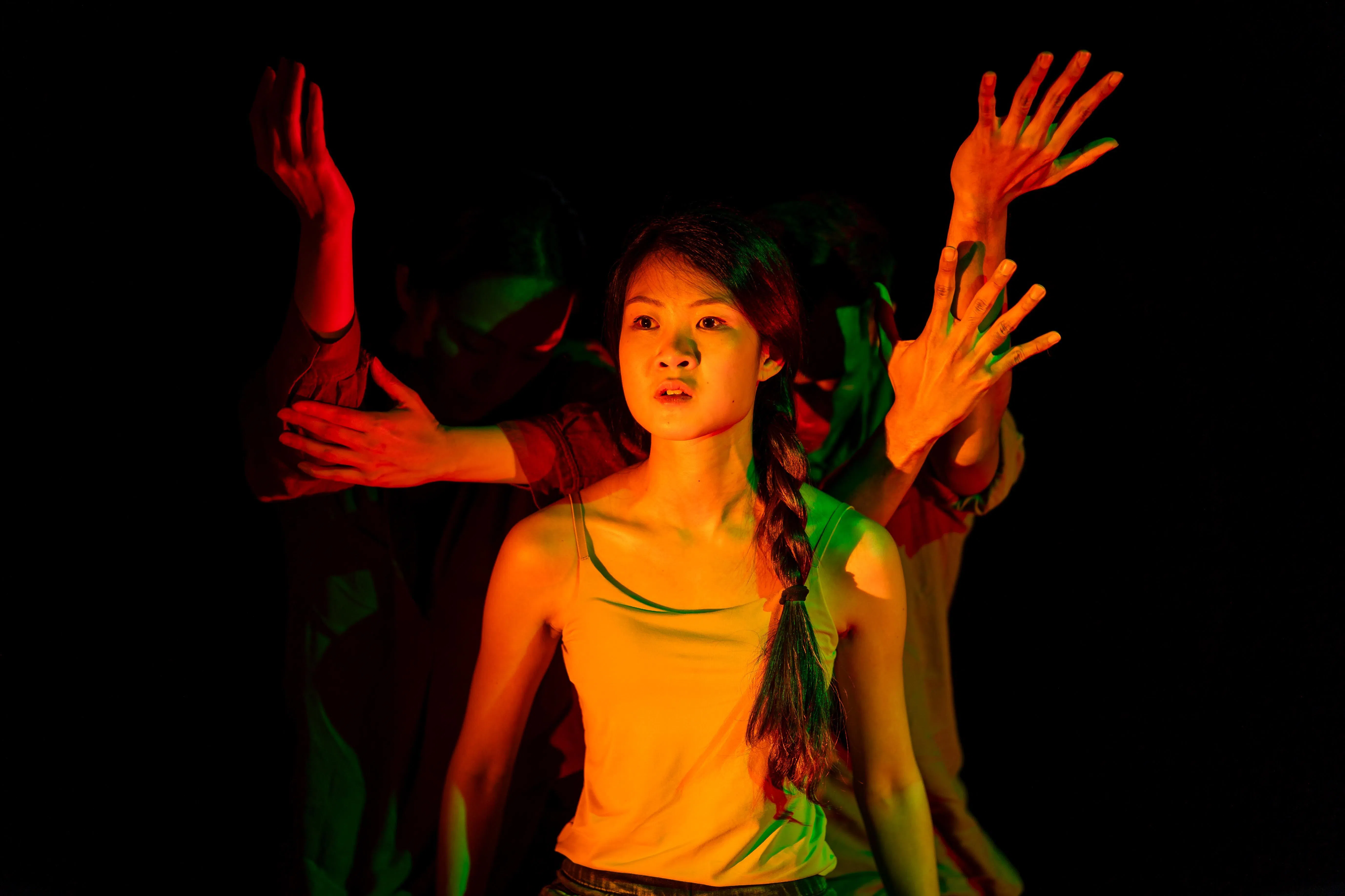 视障剧场工作者张丽玲是《怪物》的编剧与主演，她认为剧组对她的无障碍需求深思熟虑，创造了新的工作方式。（滨海艺术中心提供）