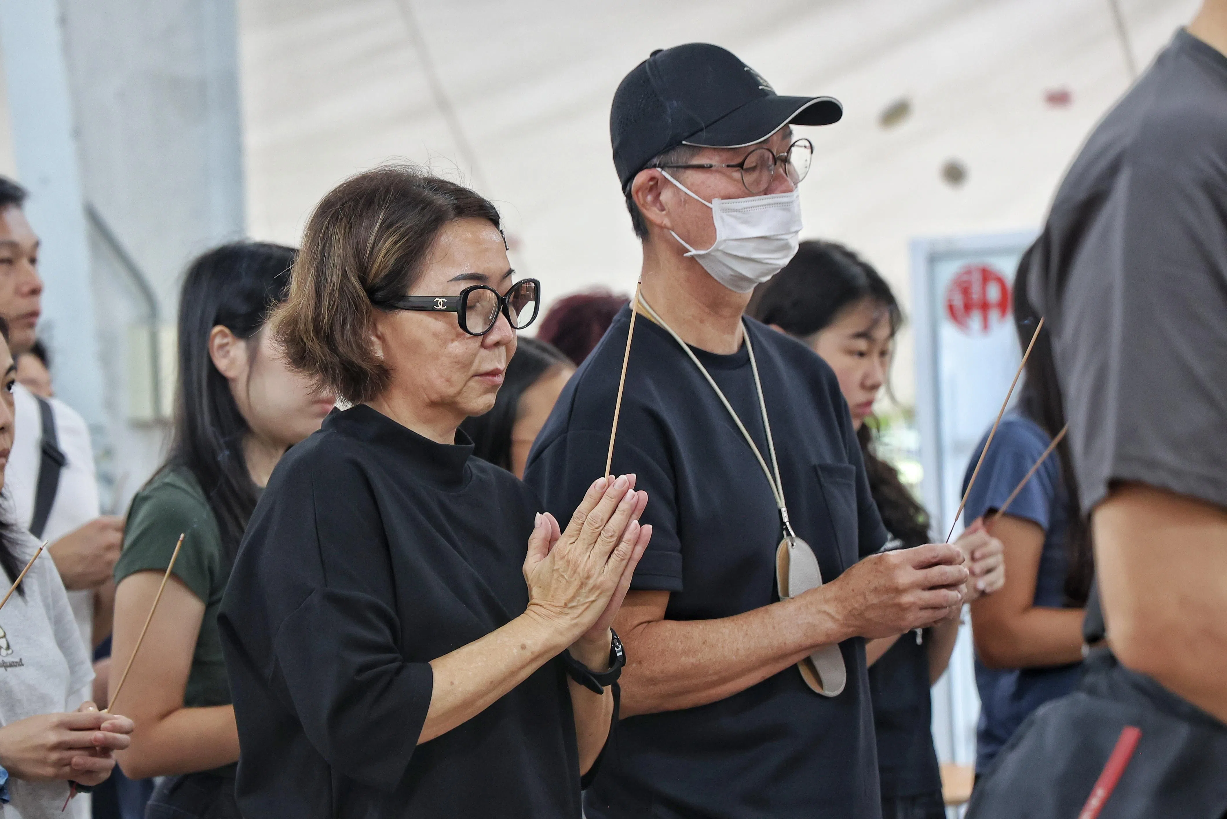 符爱玲（左）出席凌霄的告别式。（《新明日报》提供）