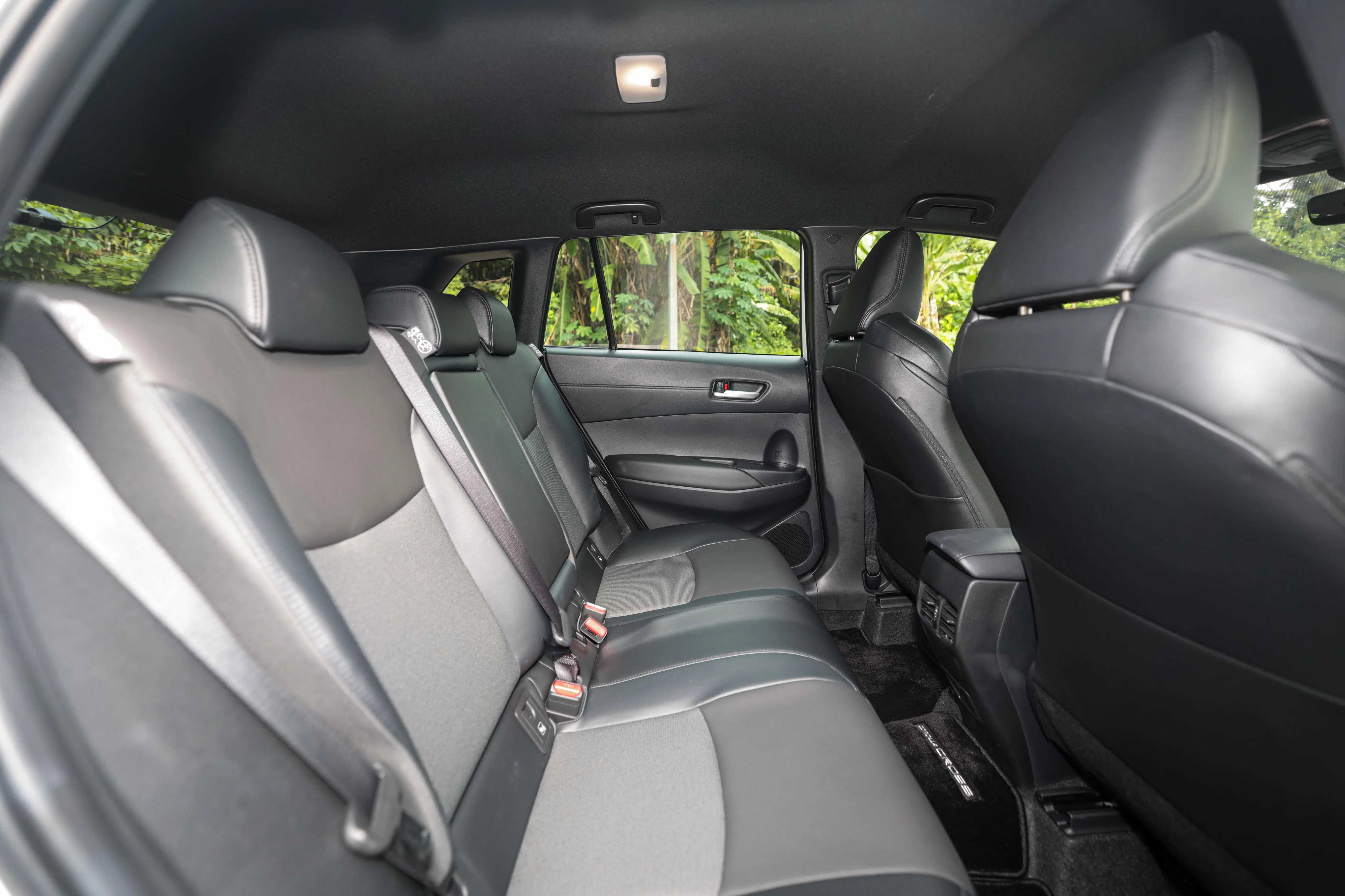 后座的头部和腿部空间充裕，有冷气出风口。（李冠卫摄）