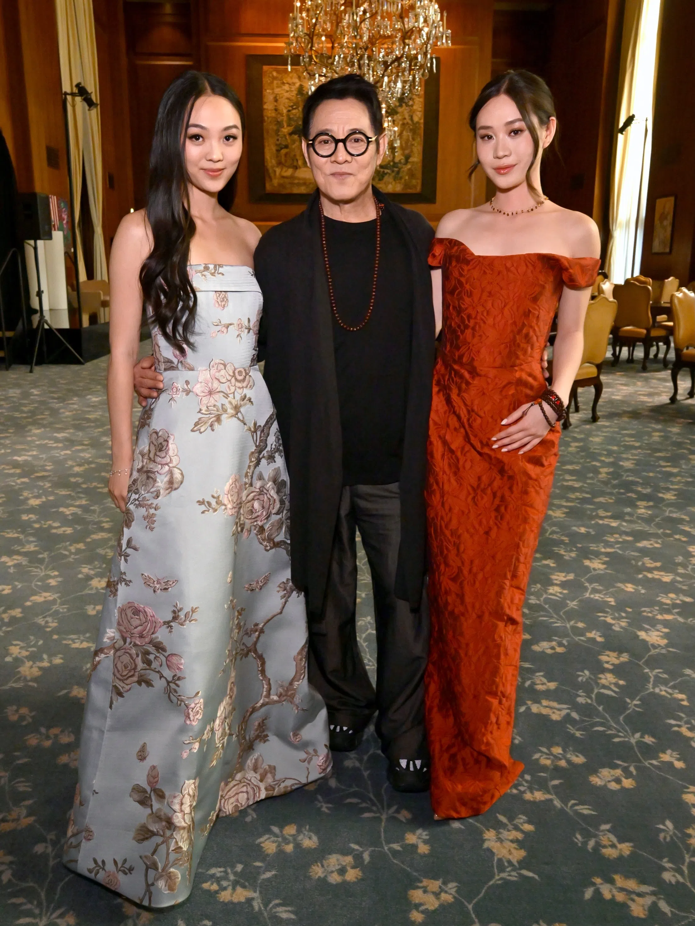 李连杰（中）与现任妻子利智生下的一对女儿Jane Li（左）和Jada Li。（取自李连杰IG）