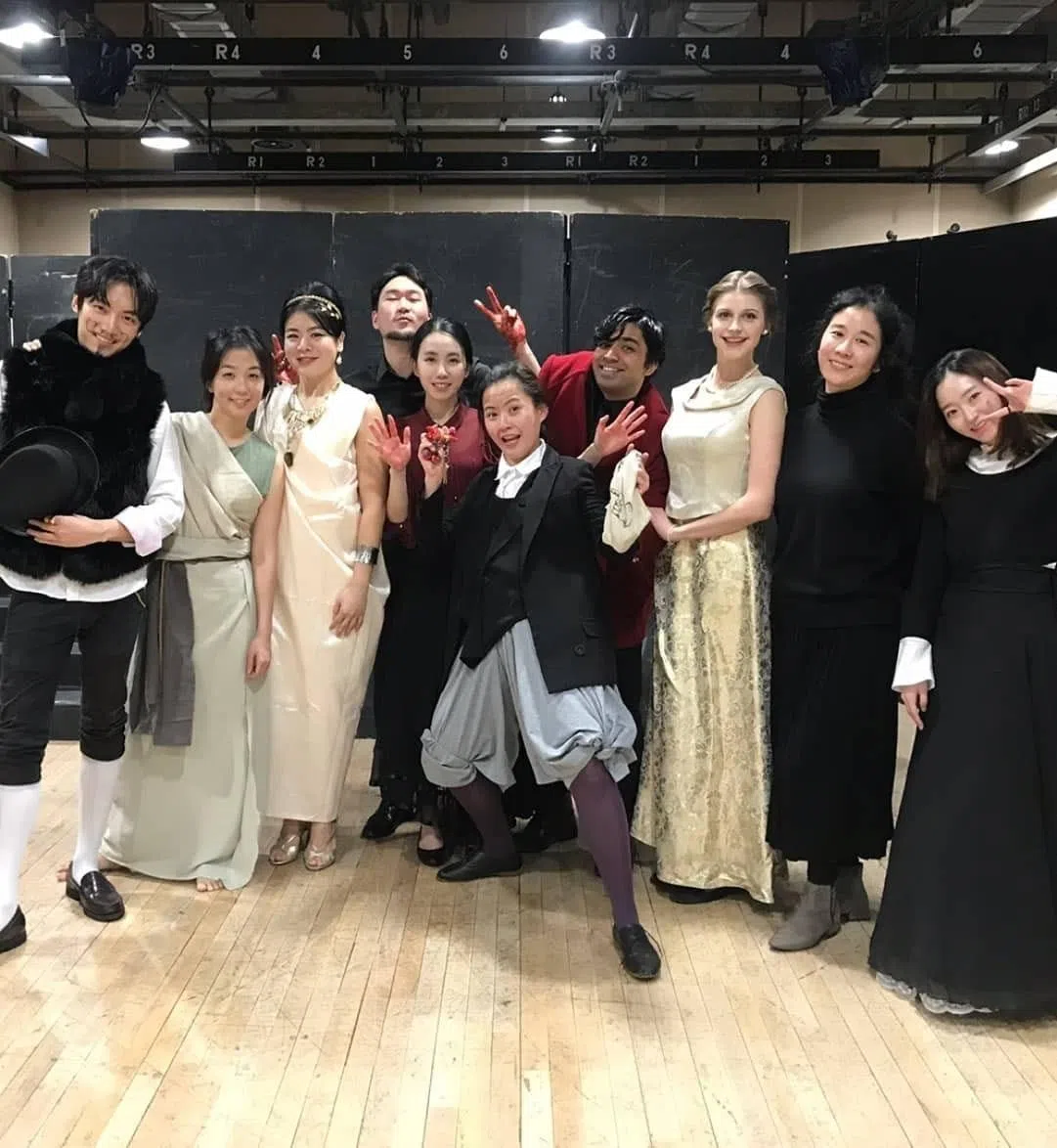 陈宛诗（右五）和韩艺综表演系硕士班同学的合照，演过《鱿鱼游戏》的特里帕蒂（右四）是她的同学。（受访者提供）