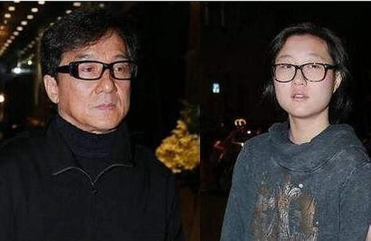 成龙（左）不认吴卓林。（互联网）