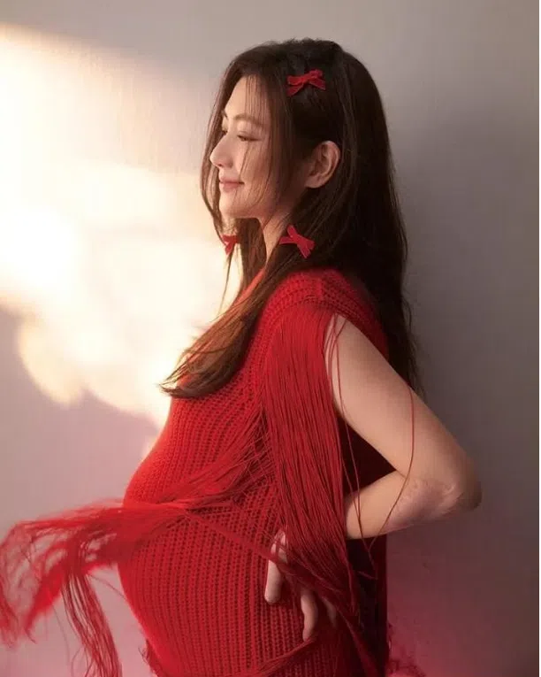 Selina带着乐观又放松的心情迎接宝宝诞生。（取自《妈妈宝宝》杂志）