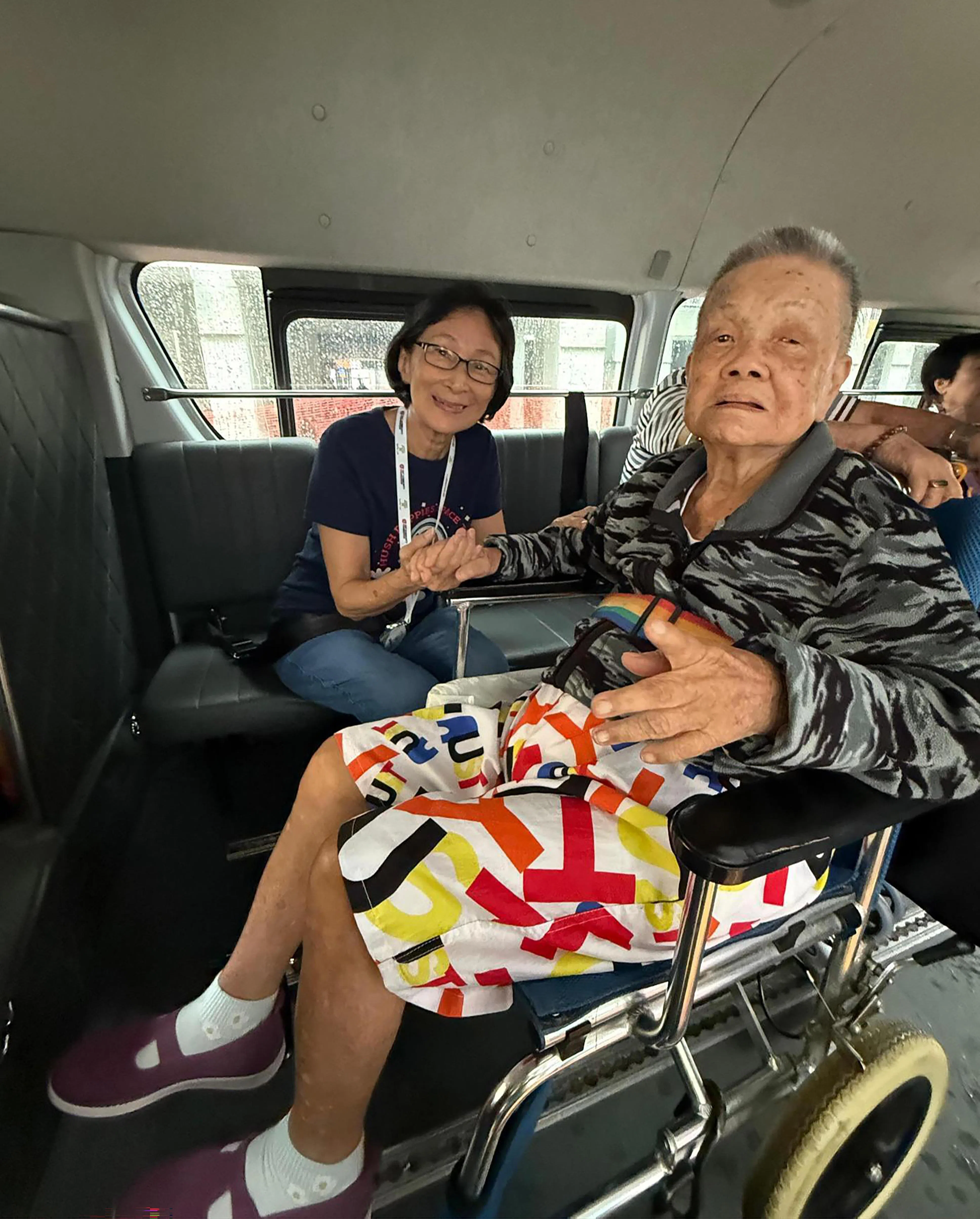 76岁的莫金萍（左）很高兴自己还能通过微型工作计划为社区服务，每周有两天接送年长者到乐龄中心，确保他们在途中的安全。（PCF Sparkle Care 提供）