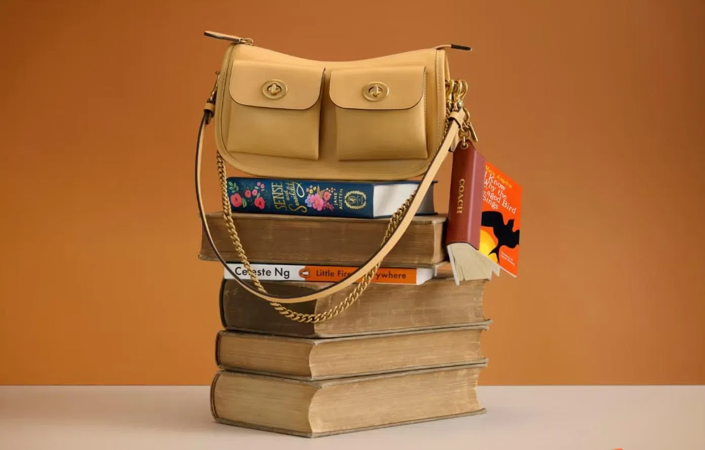 Coach推出的“迷你书挂饰”，中看还中读。（互联网）