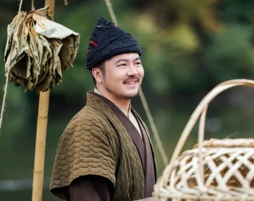 导演邓科在《与凤行》第一集客串小贩一角（图），将赵丽颖来到人间化为凤凰原型的沈璃，卖给饰演神君行止的林更新。（互联网）