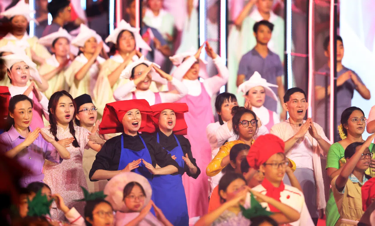 庆典的演出进入尾声，表演者回到舞台中央，齐声合唱经典的爱国歌曲。（蔡家增摄）