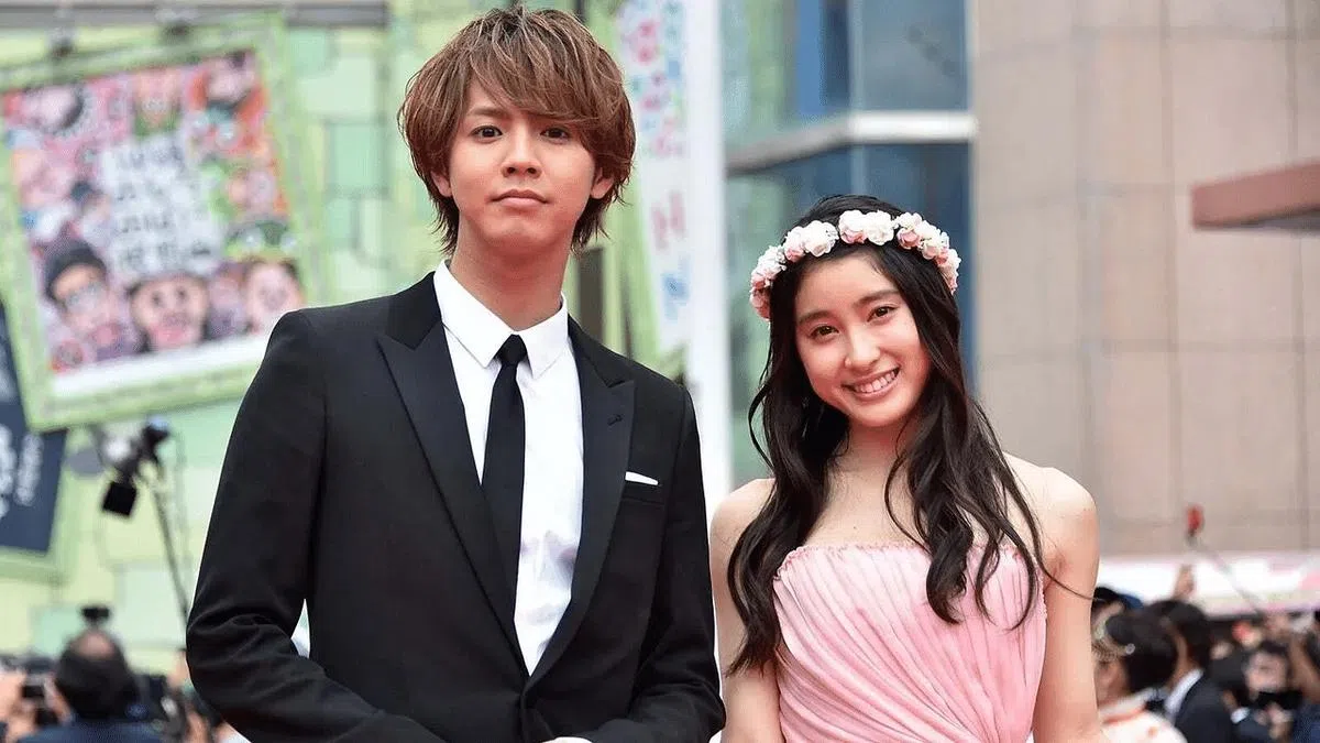 土屋太凤（右）和片寄凉太（左）元旦宣布结婚与怀孕的双喜讯。