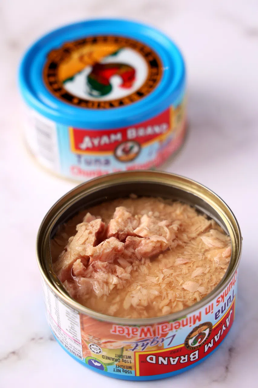 雄鸡标矿泉水浸金枪鱼块是高蛋白质与低脂肪食品，含有Omega-3脂肪酸、EPA和DHA，有益于心血管健康。（龙国雄摄）