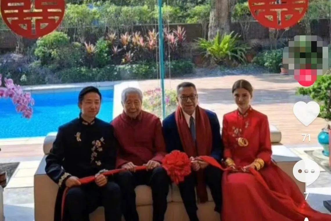 吴千语（右一起）陪施伯雄与两老合照。（互联网）