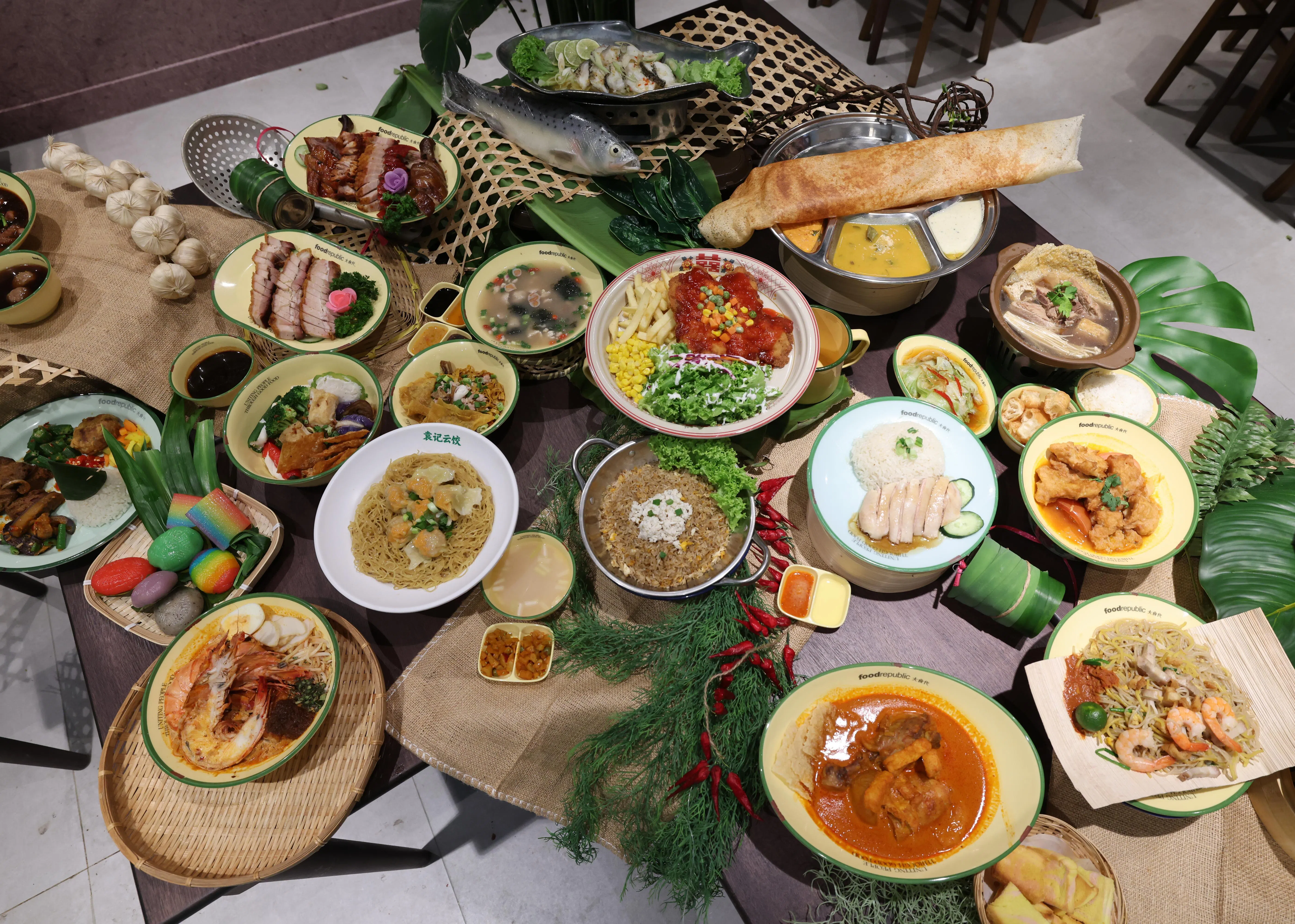 星耀樟宜底层二楼的大食代，齐聚四家“必比登推介”品牌及其他本地美食。（唐家鸿摄）