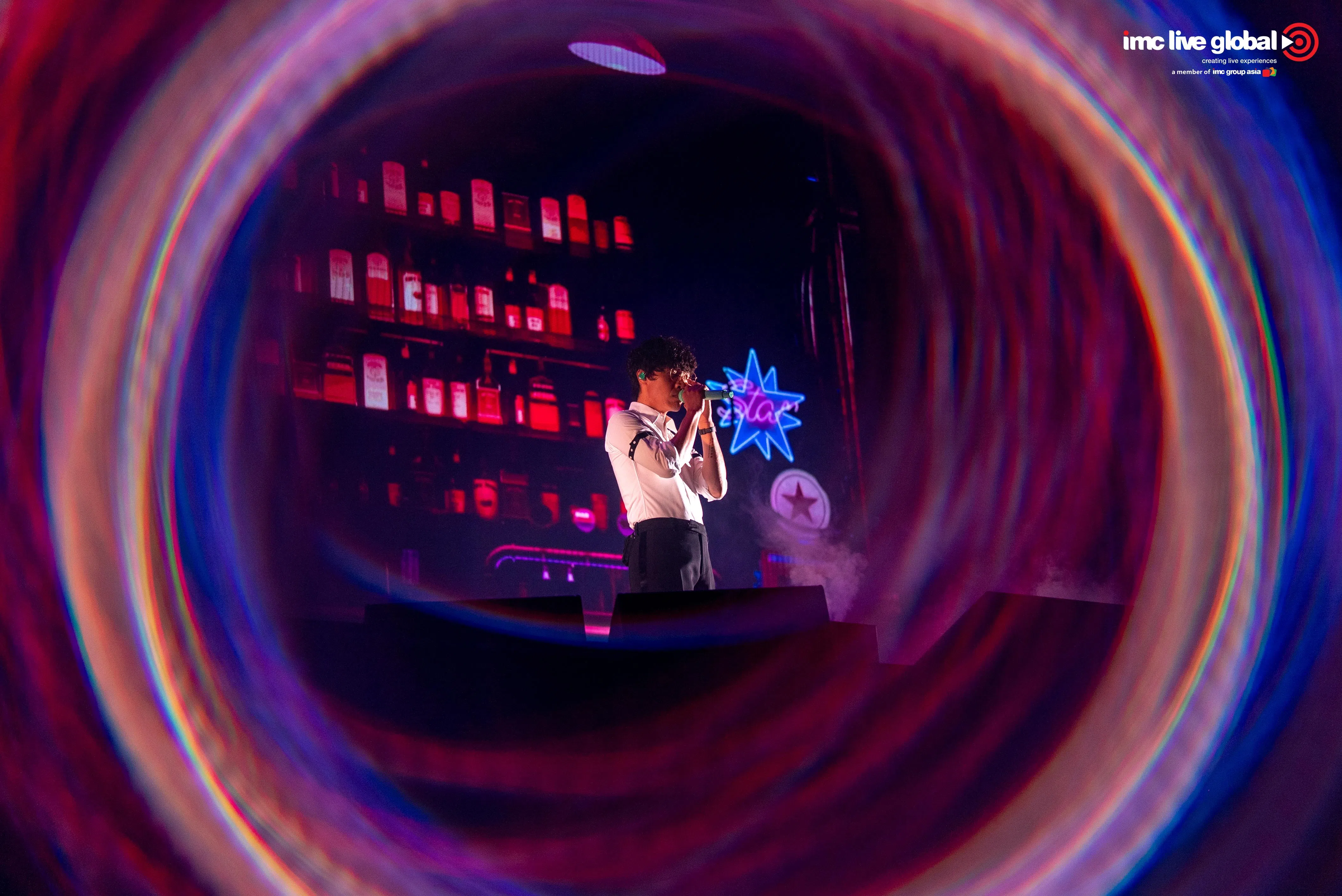演唱会被打造成酒吧氛围，卢广仲当起“酒保”。（IMC提供）