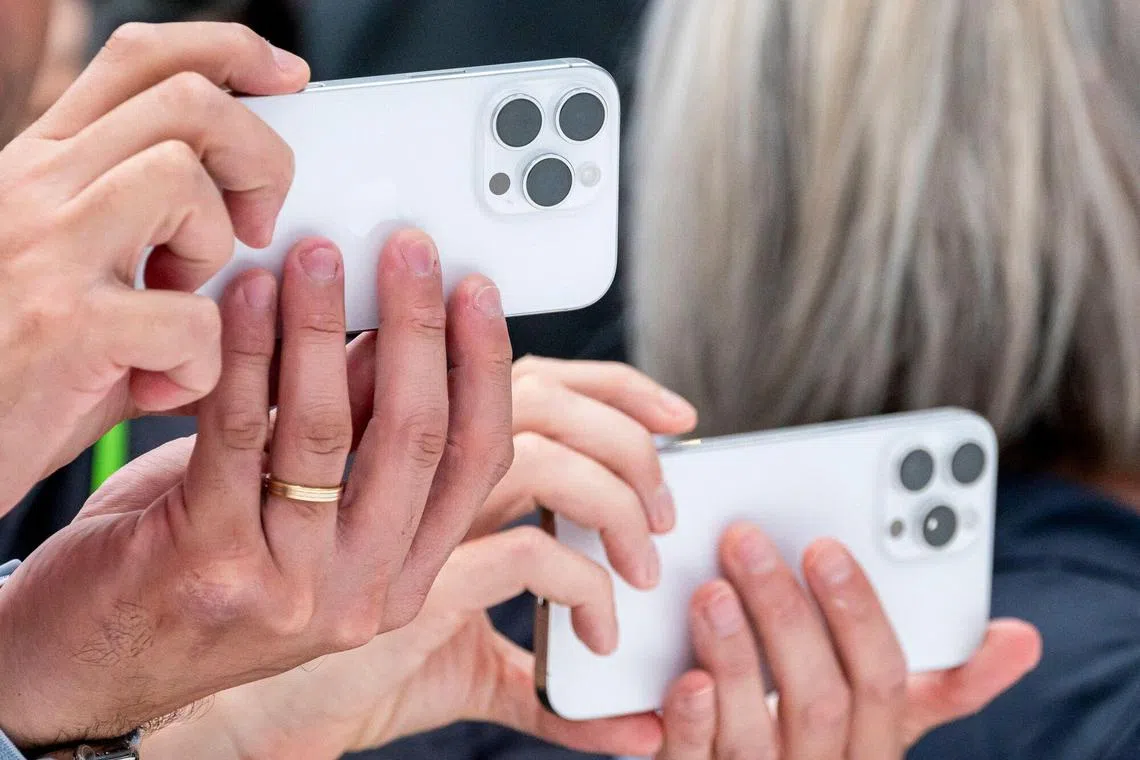 苹果公司是在它的中国竞争对手华为开始为旗下三折式Mate XT手机争取订单数小时后，推出全新的iPhone、Apple Watch以及AirPod。（彭博社）