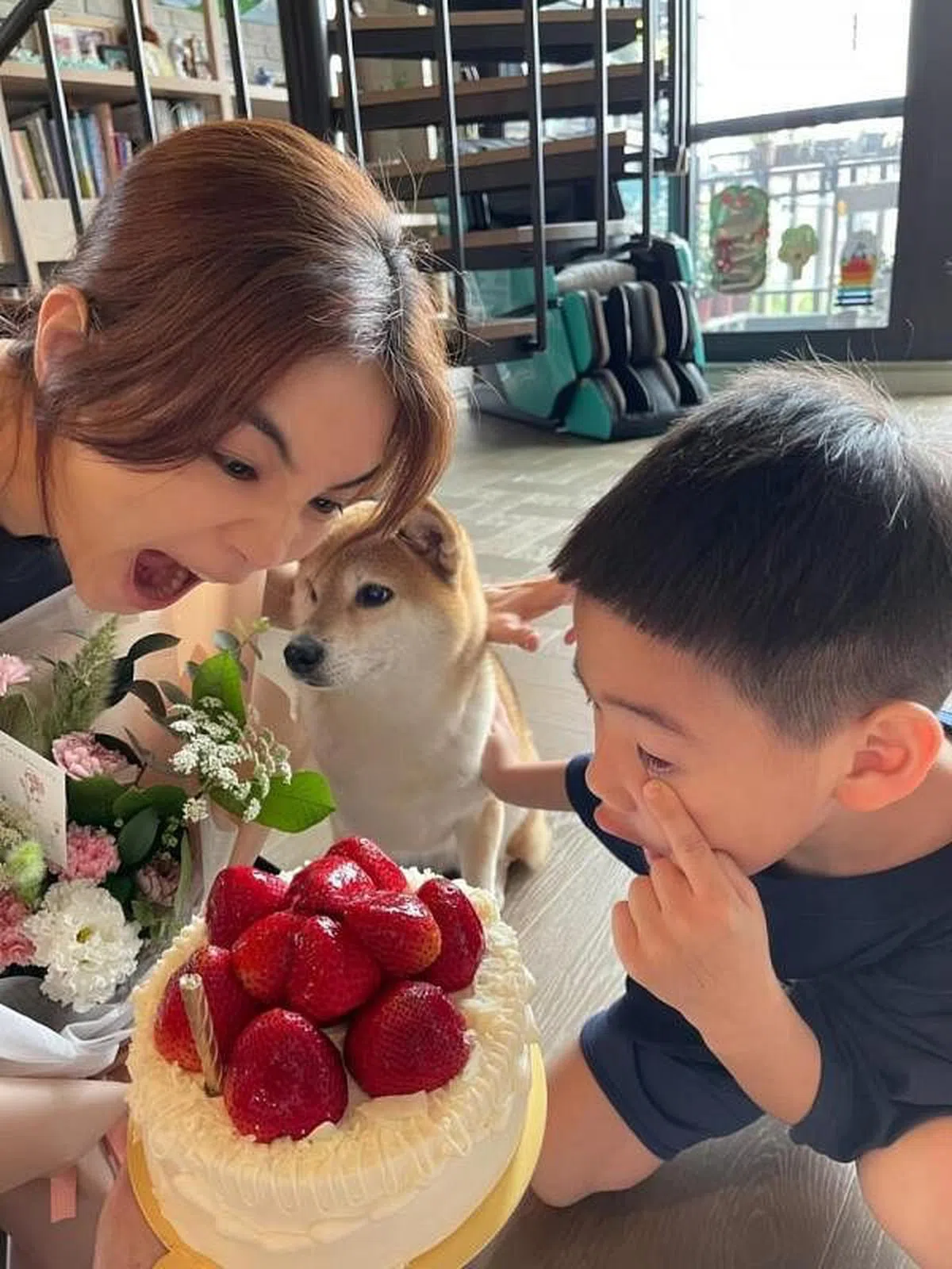 Ella与儿子劲宝。（网络）