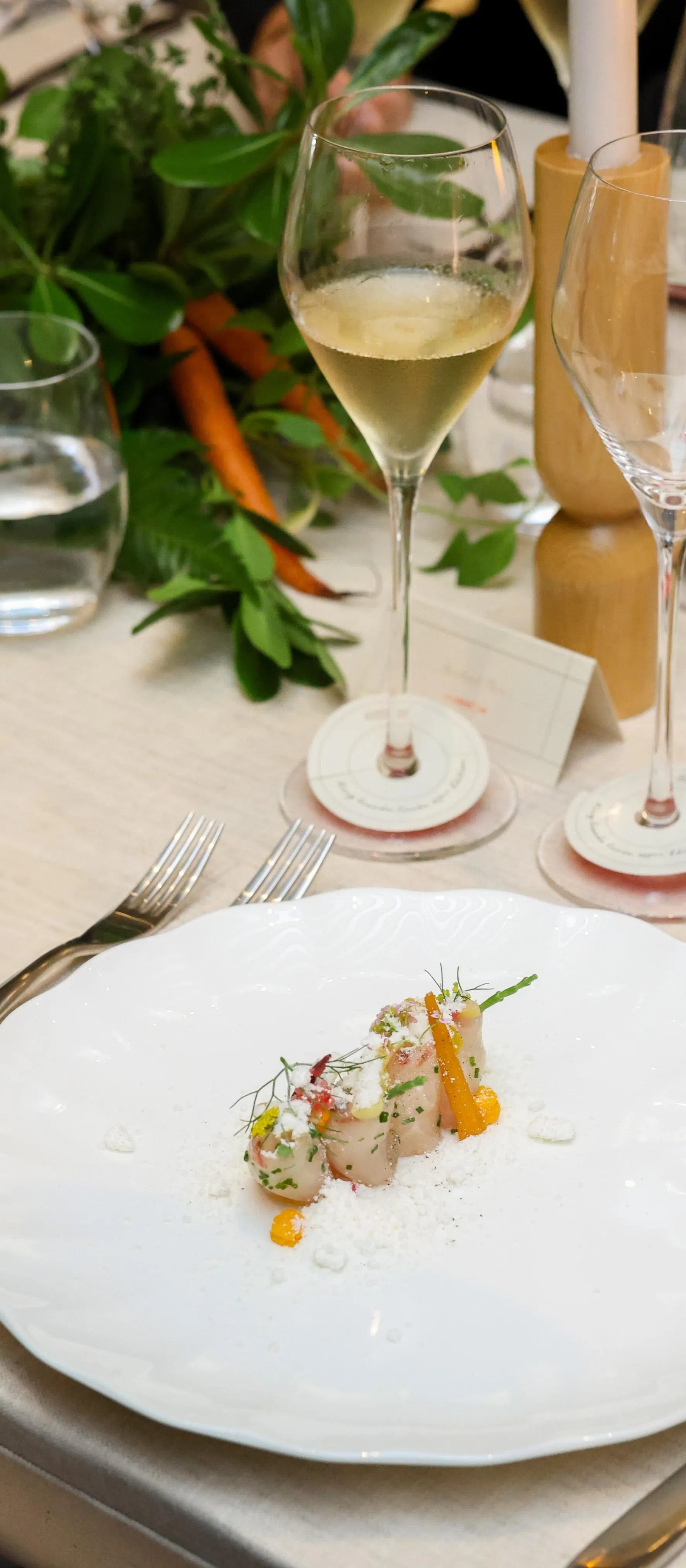 Buona Terra主厨的胡萝卜菜色与库克非年份香槟配搭。（酒商提供）