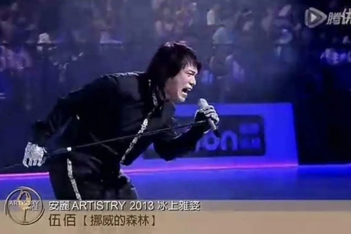 伍佰在2013年的《冰上雅姿盛典》一边滑冰一边唱歌。（互联网）