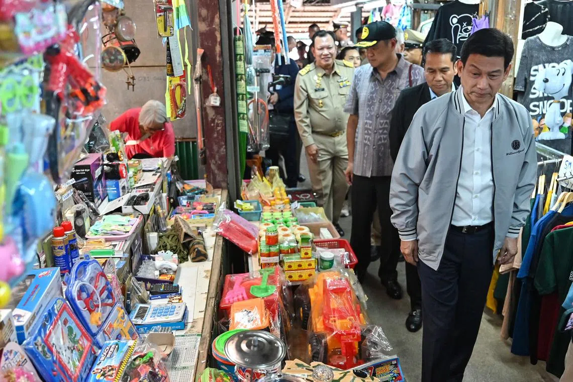 泰国副首相兼外长班比（右）和内政部长阿努廷（右三）等内阁官员星期二（23日）前往泰缅边境的湄索镇视察。班比表明，面对缅甸问题，泰国将把重点放在提供人道援助上。（法新社）