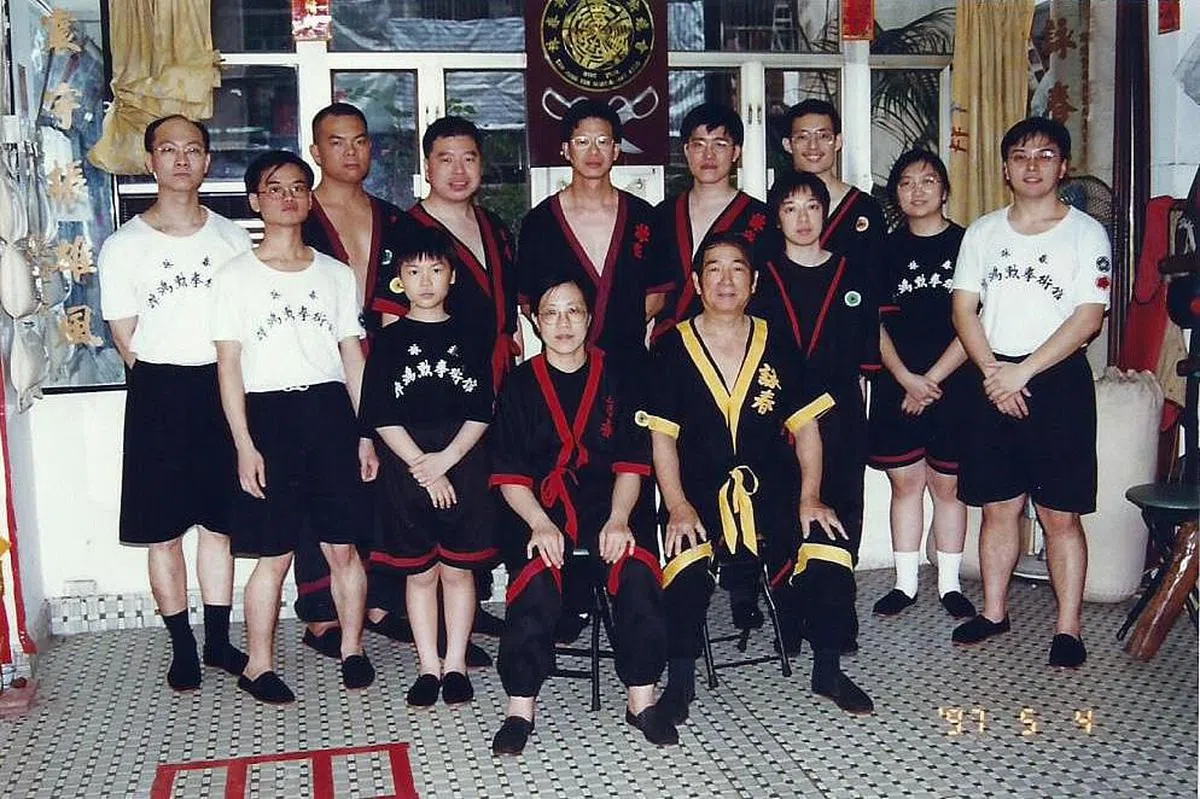 回新后的李大明经常飞去香港武馆与师傅谭鸿勋（前排右一）切磋。（受访者提供）