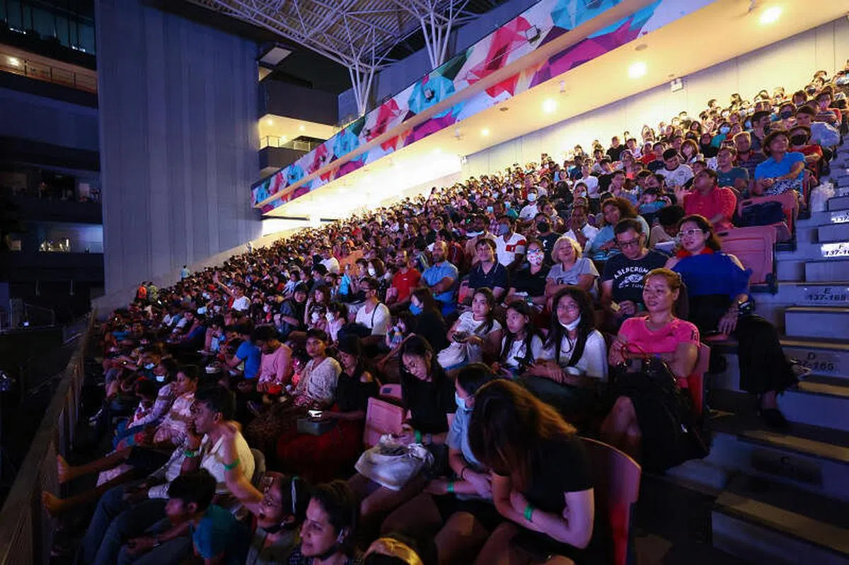 淡滨尼天地挤满了前来欣赏烟花的公众。（李健玮摄）