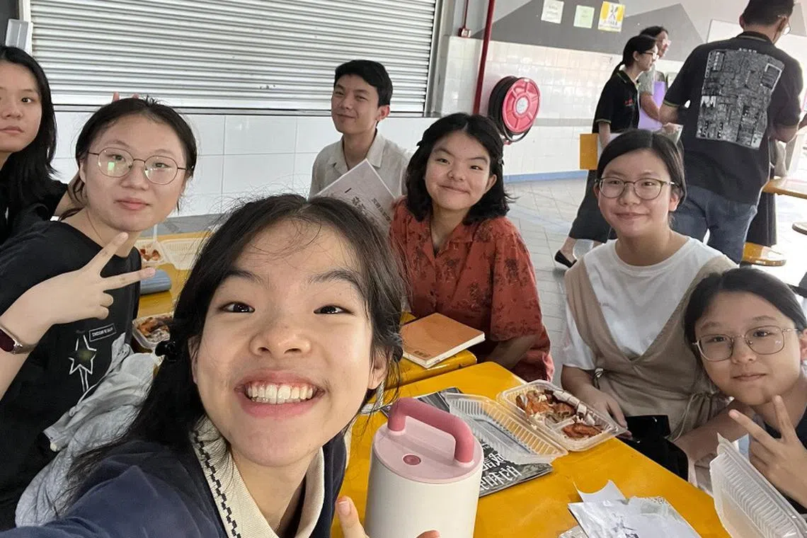 第九代字食族一早出发北上，午餐时间在南方大学校园食堂吃饭盒便当补充精力。（何陈沁蕊摄）