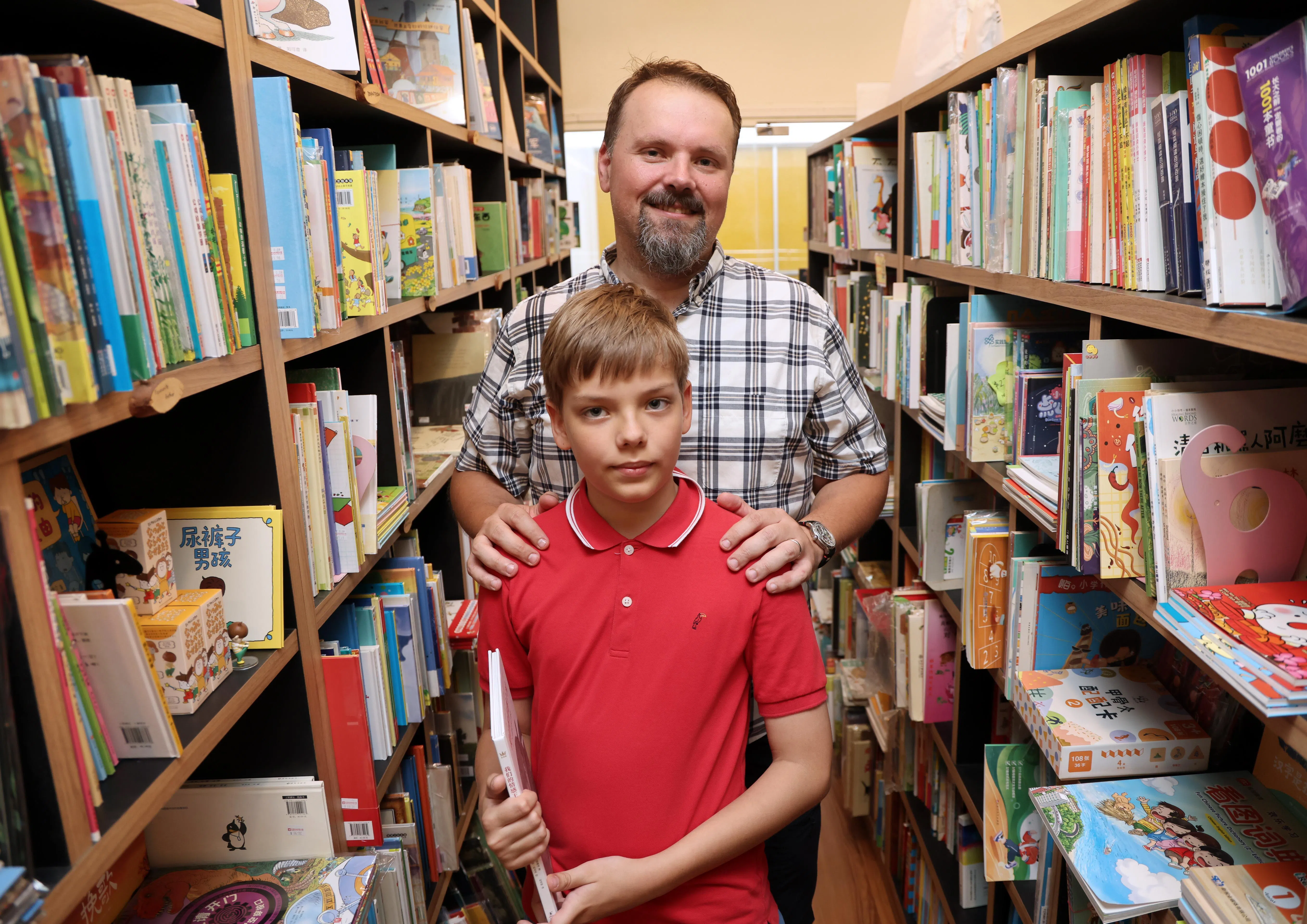 马伊凡（前）和父亲马威廉一起探索知识天地。（梁麒麟摄）
