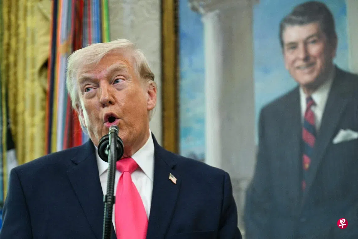 特朗普3月24日暗示，正在与美国谈判的伊朗送上了一份“礼物”，并确认礼物与霍尔木兹海峡的能源运输有关。 （法新社）