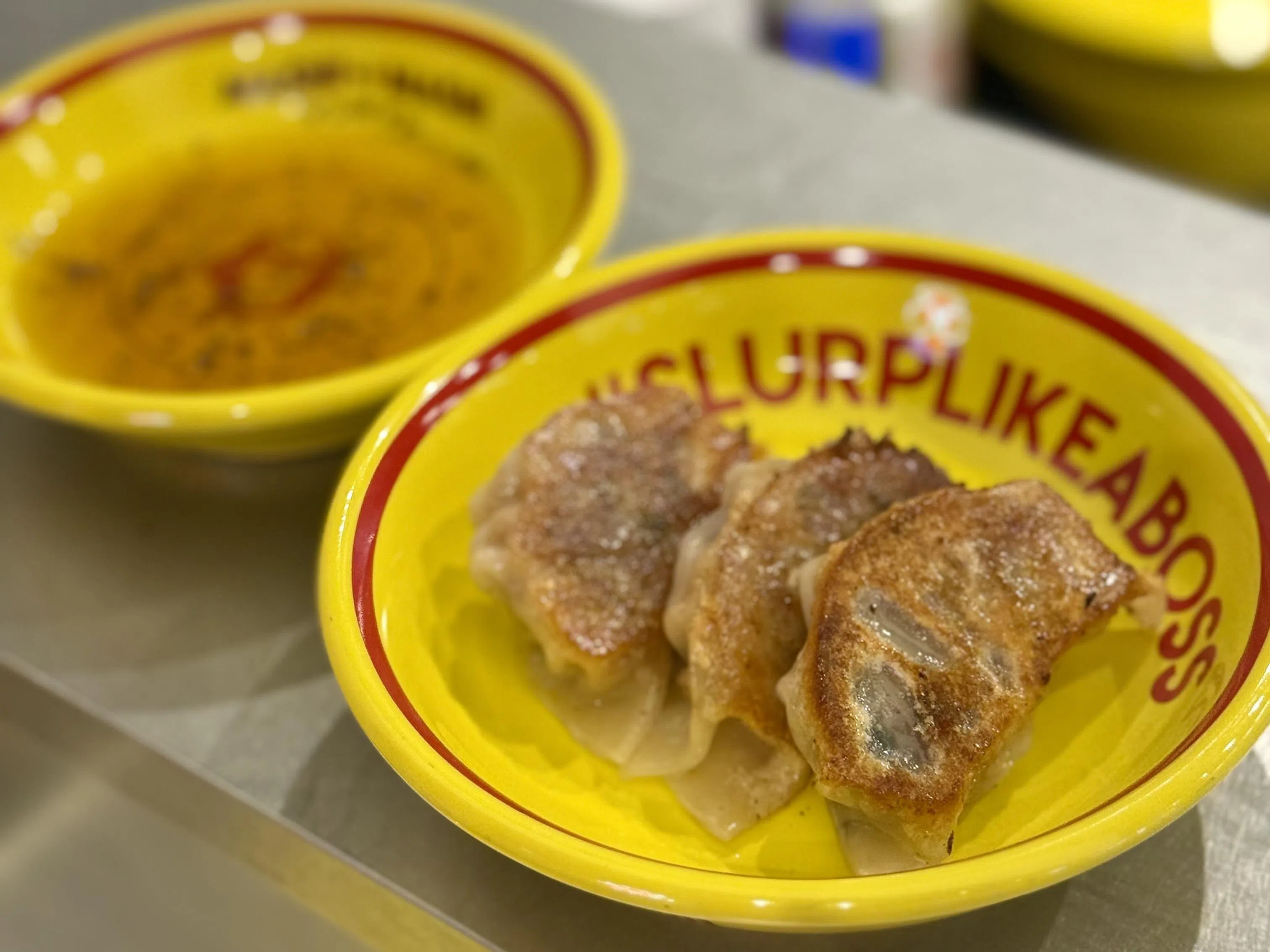 和牛饺子口感鲜美，蘸着胡椒白醋汁吃，清爽解腻。（叶晓虹摄）